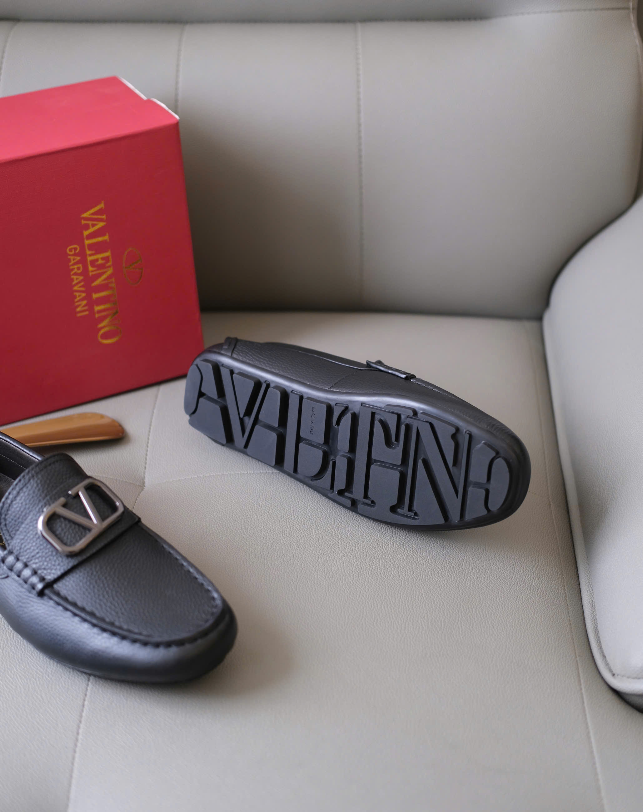 Giày moca Valentino VLTN Đen sần logo tag bạc Like Auth 38-43 DDT