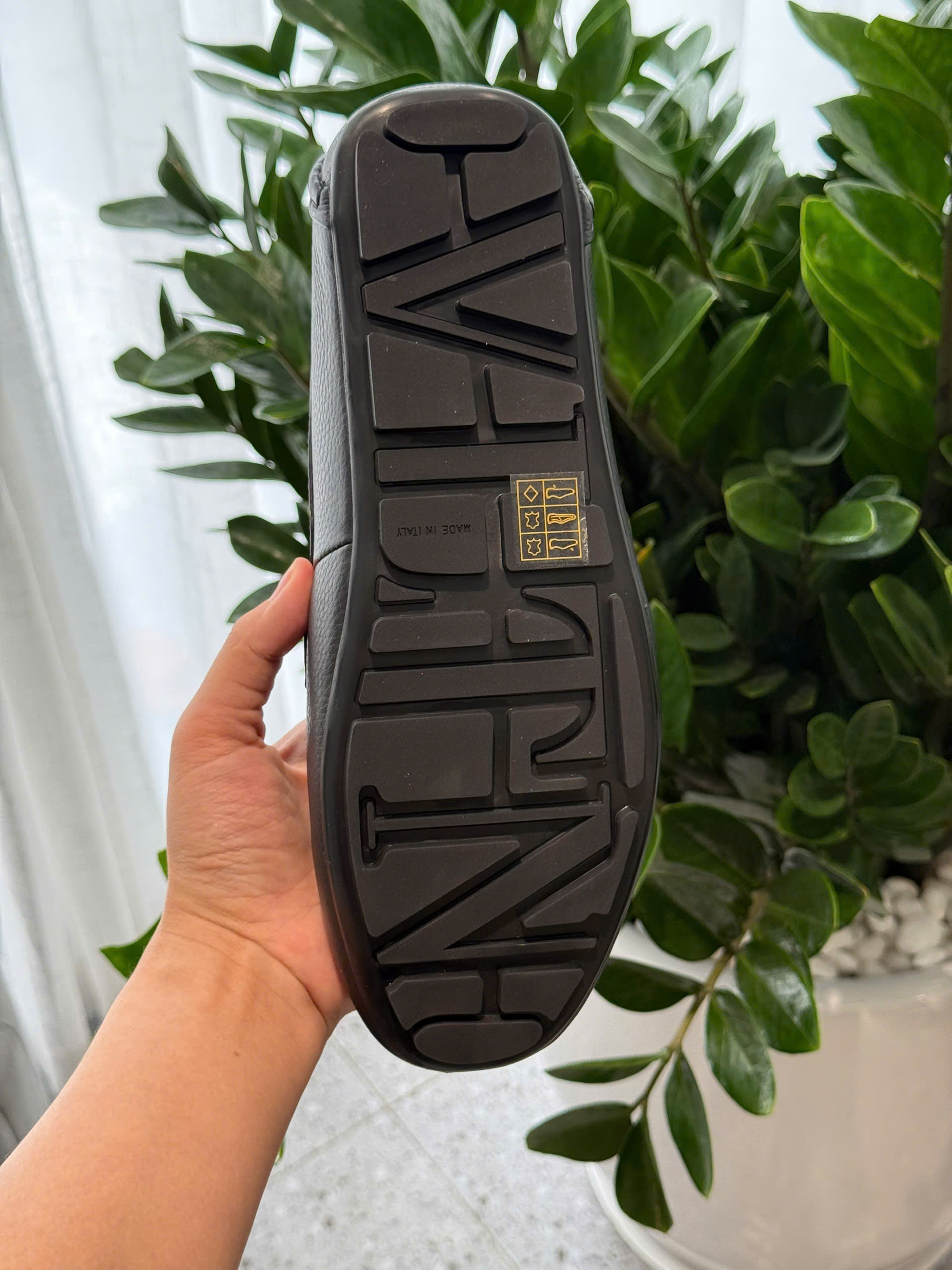 Giày moca Valentino VLTN Đen sần logo tag bạc Like Auth 38-43 DDT