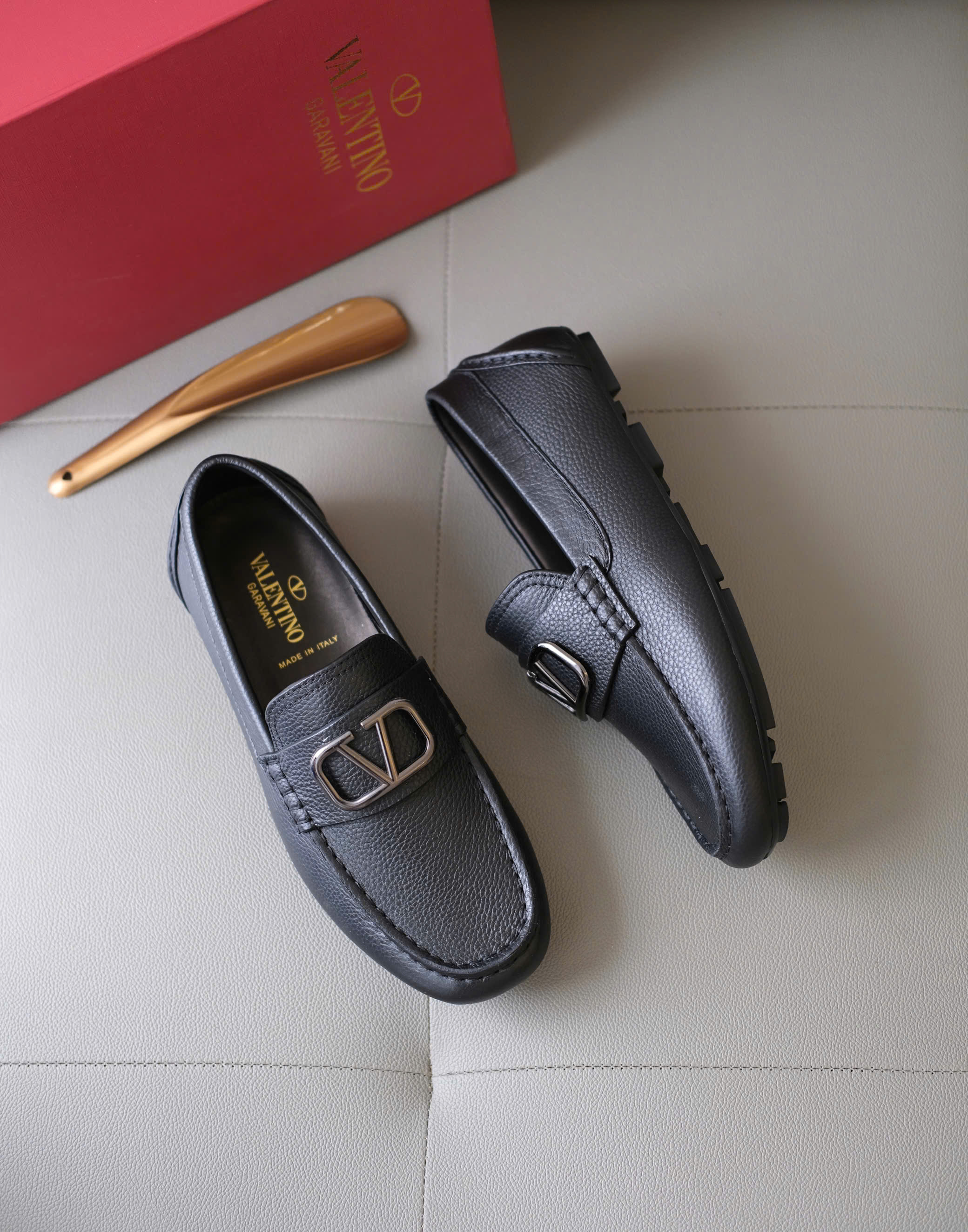 Giày moca Valentino VLTN Đen sần logo tag bạc Like Auth 38-43 DDT