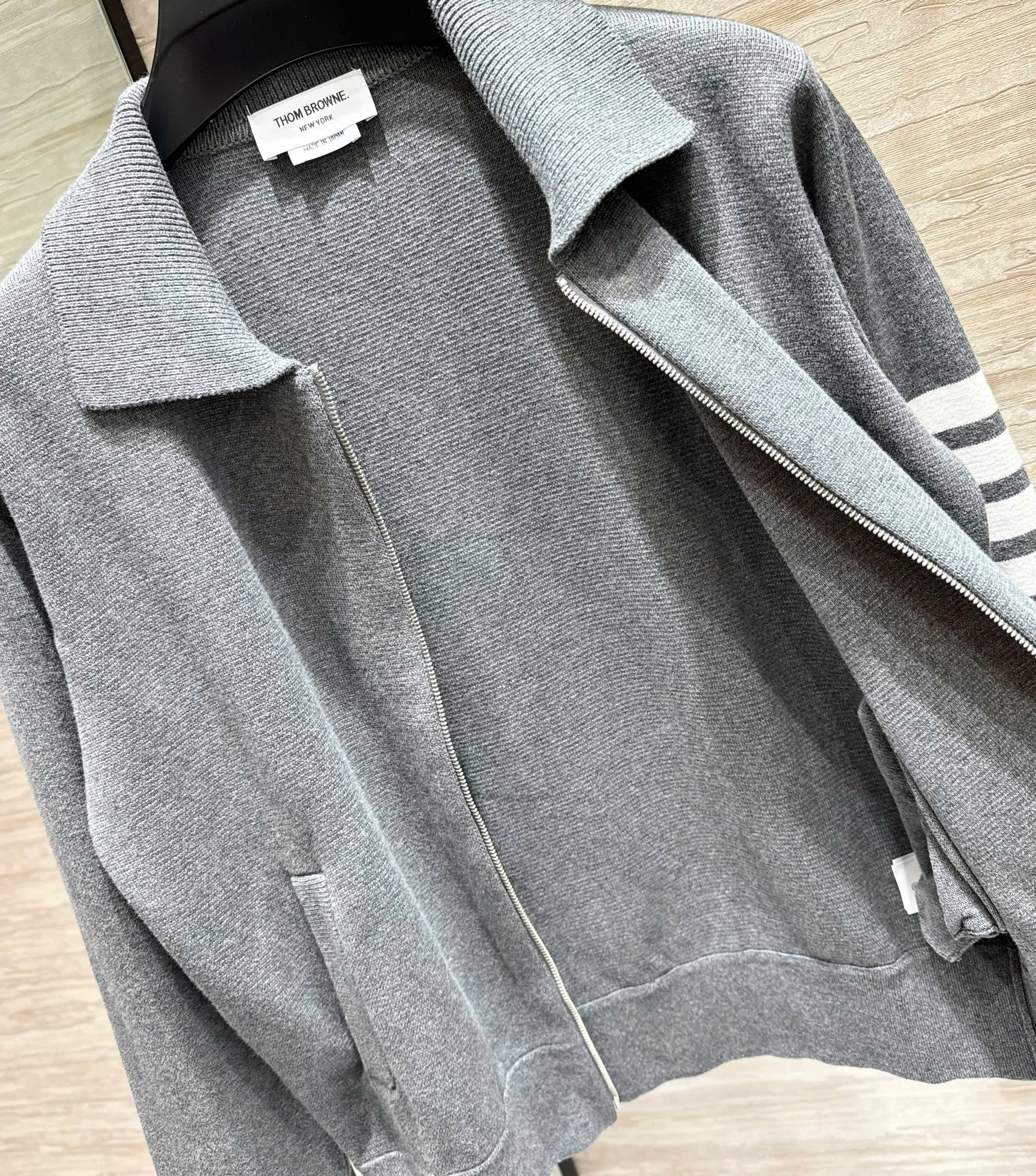 Áo khoác len Thombrowne Xám Ghi cổ bẻ kẻ tay sọc Trắng Like Auth M-XXL DDT