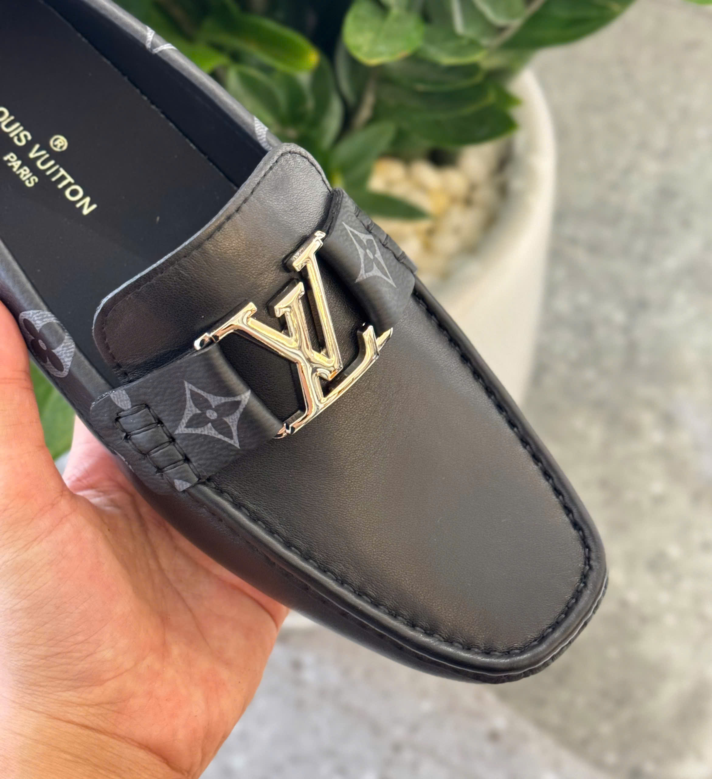 Giày moca Louis Vuitton LV Đen sần logo tag kim loại viền hoa Like Auth 38-43 DDT