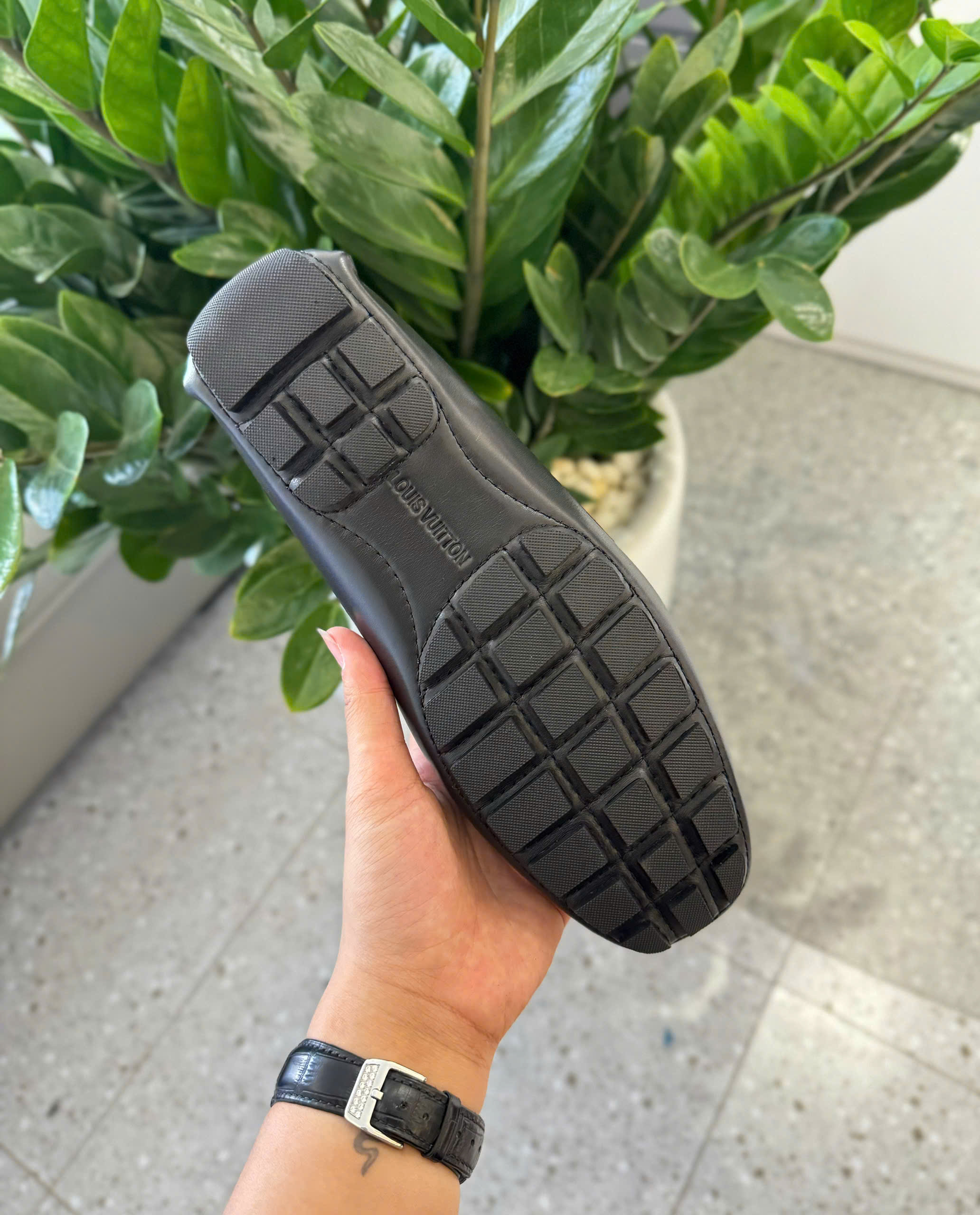 Giày moca Louis Vuitton LV Đen sần logo tag kim loại viền hoa Like Auth 38-43 DDT