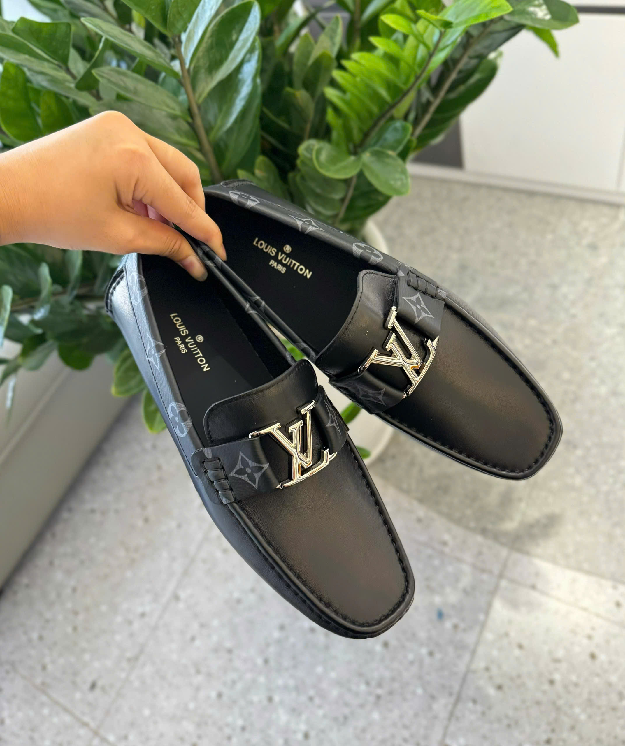 Giày moca Louis Vuitton LV Đen sần logo tag kim loại viền hoa Like Auth 38-43 DDT