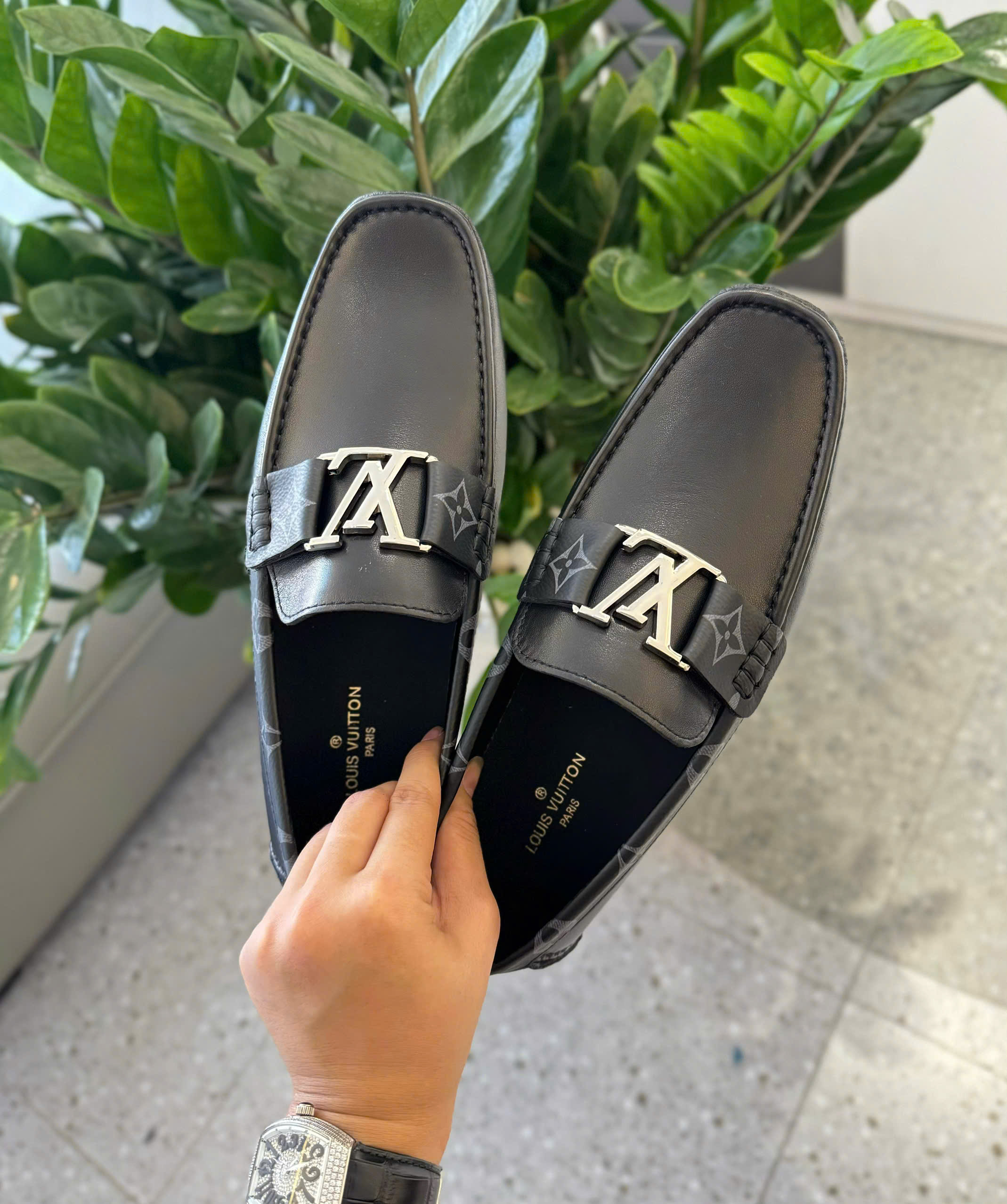 Giày moca Louis Vuitton LV Đen sần logo tag kim loại viền hoa Like Auth 38-43 DDT