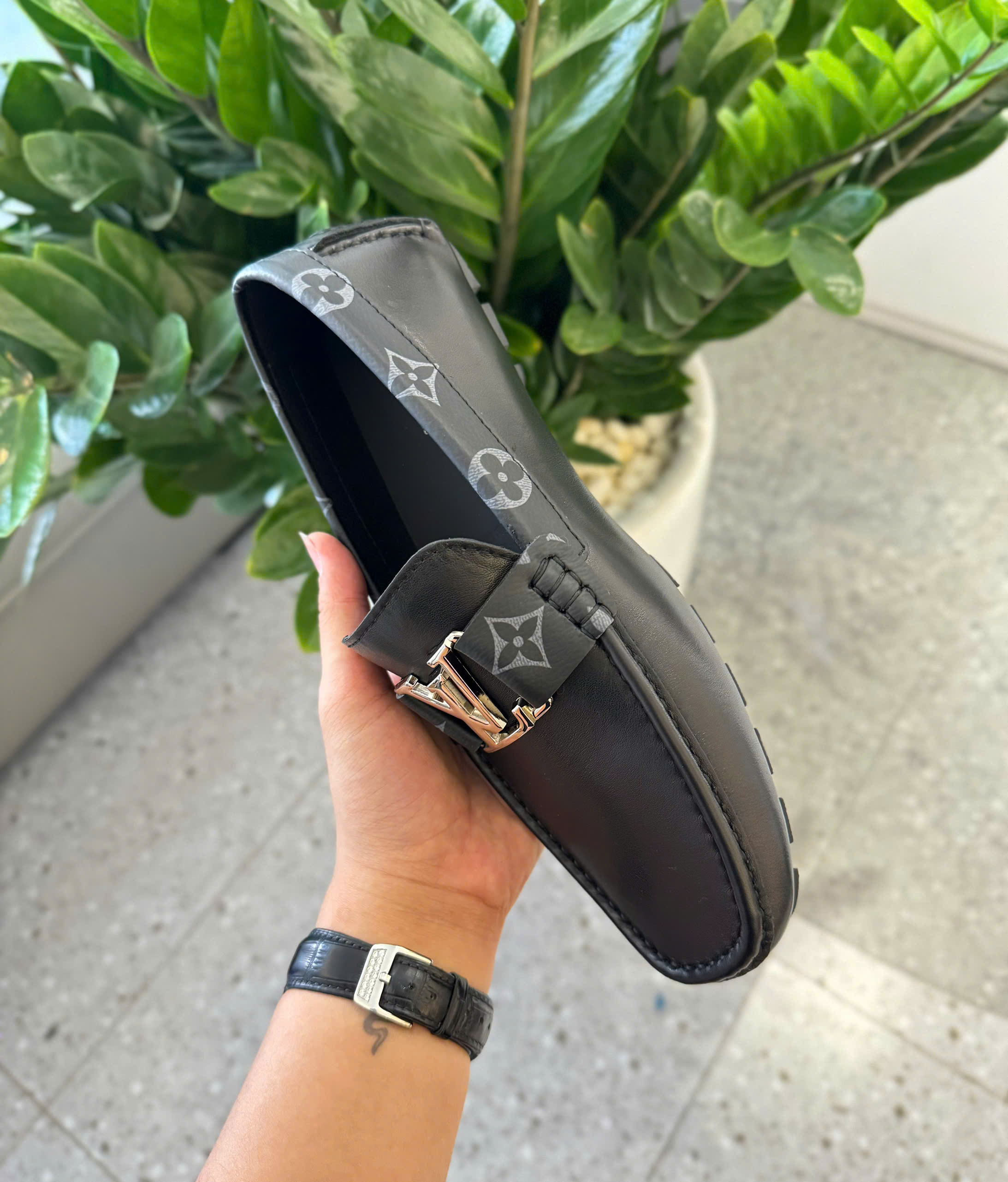 Giày moca Louis Vuitton LV Đen sần logo tag kim loại viền hoa Like Auth 38-43 DDT