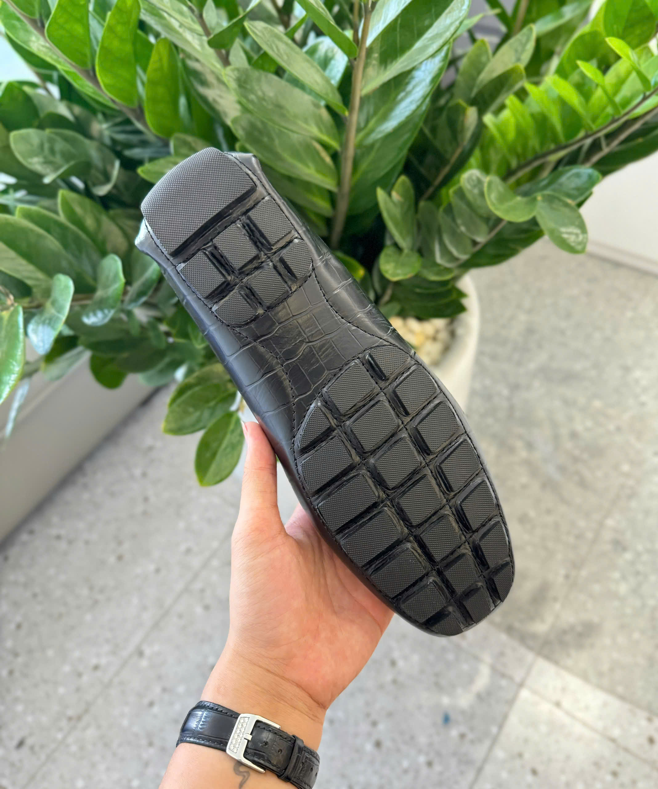 Giày moca Louis Vuitton LV Đen logo tag kim loại họa tiết vân da cá sấu Like Auth 38-43 DDT