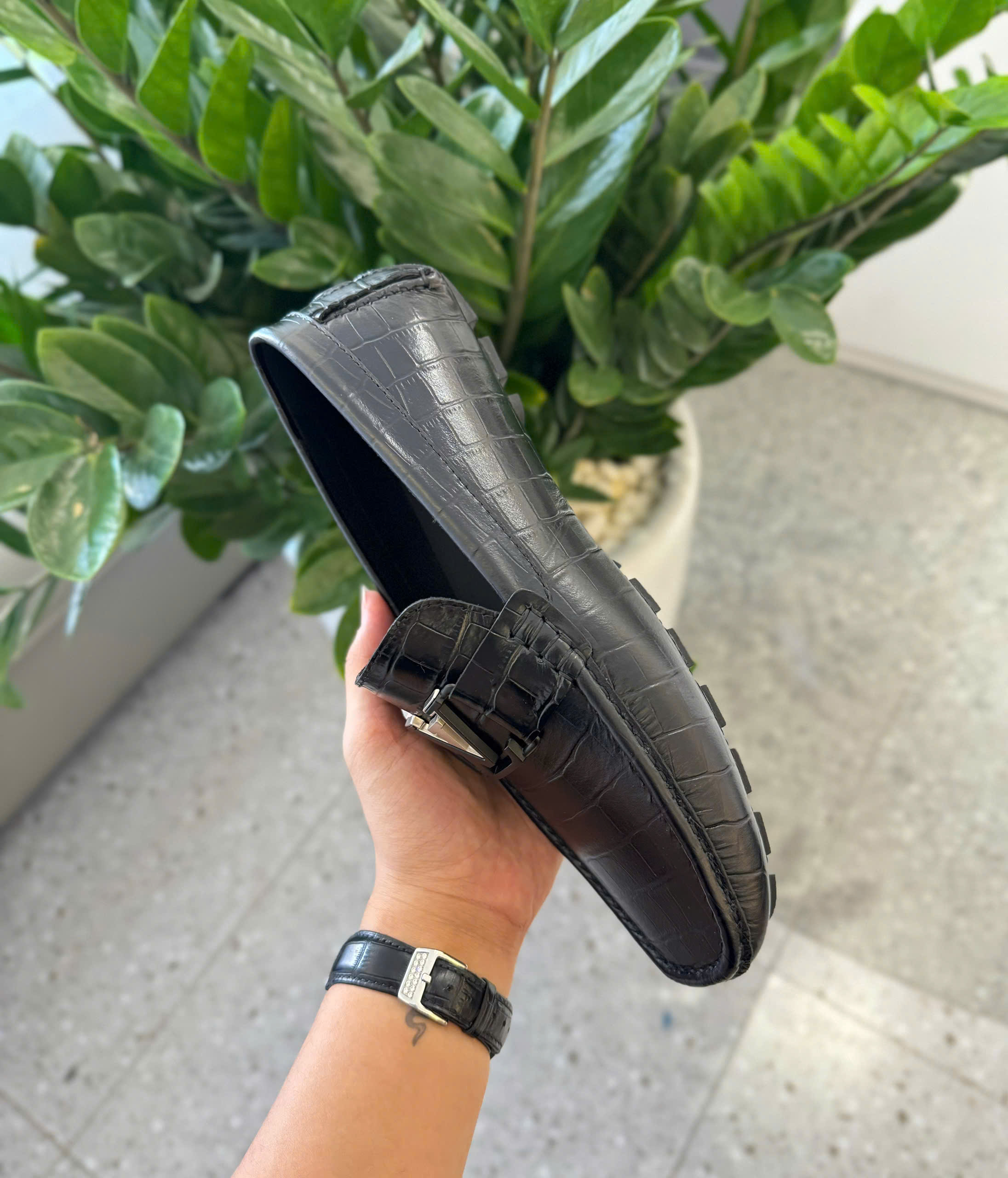 Giày moca Louis Vuitton LV Đen logo tag kim loại họa tiết vân da cá sấu Like Auth 38-43 DDT