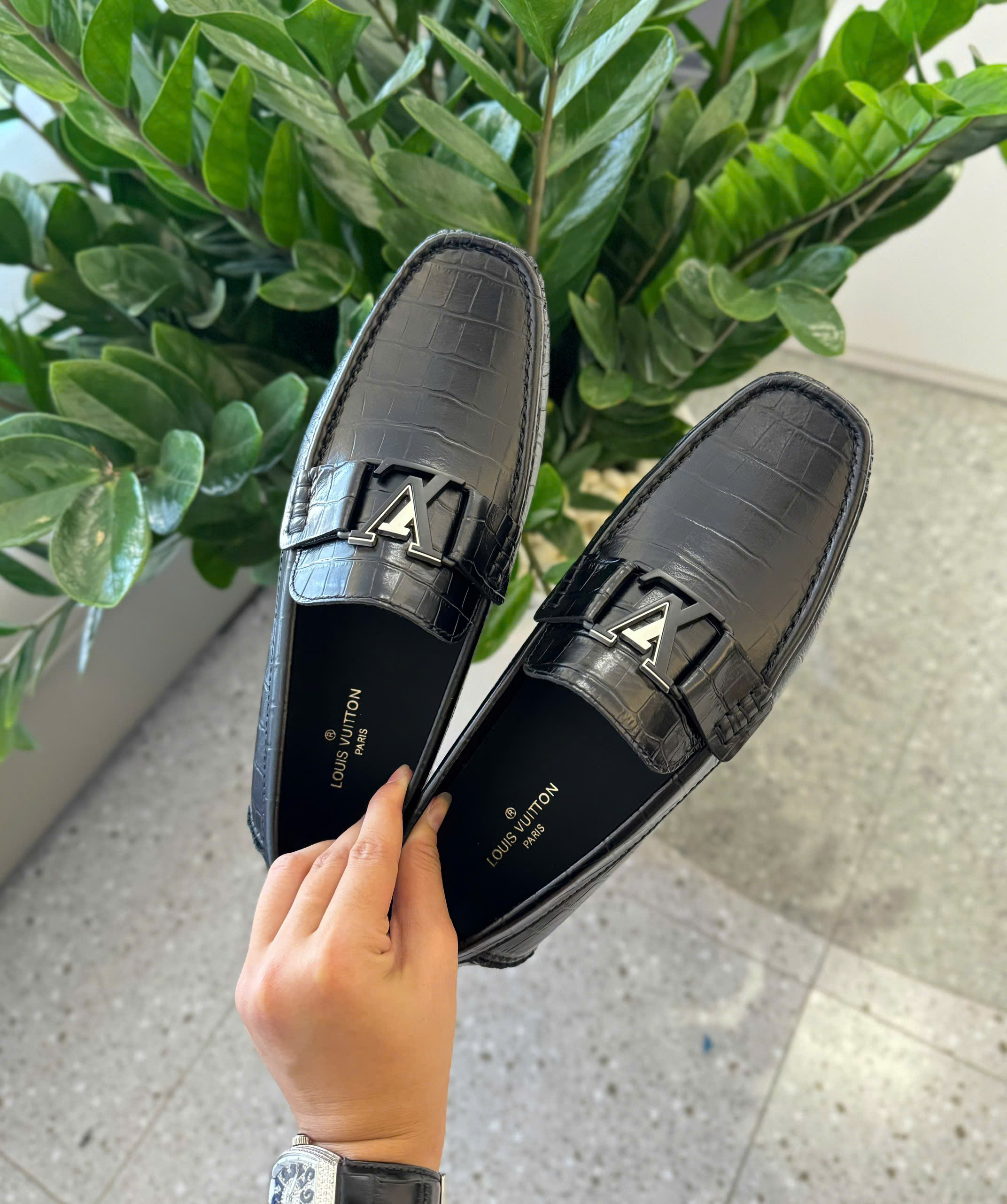 Giày moca Louis Vuitton LV Đen logo tag kim loại họa tiết vân da cá sấu Like Auth 38-43 DDT