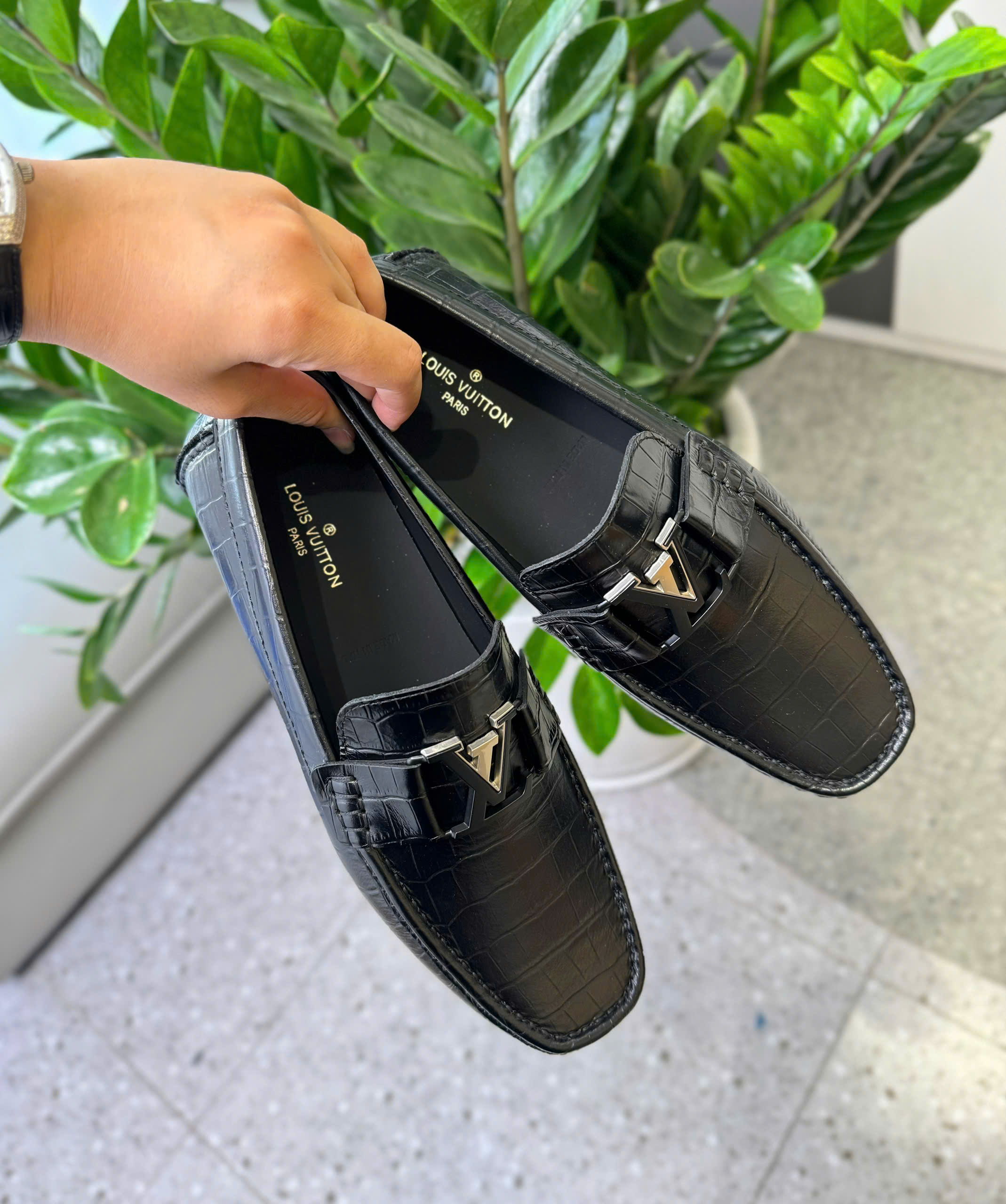 Giày moca Louis Vuitton LV Đen logo tag kim loại họa tiết vân da cá sấu Like Auth 38-43 DDT