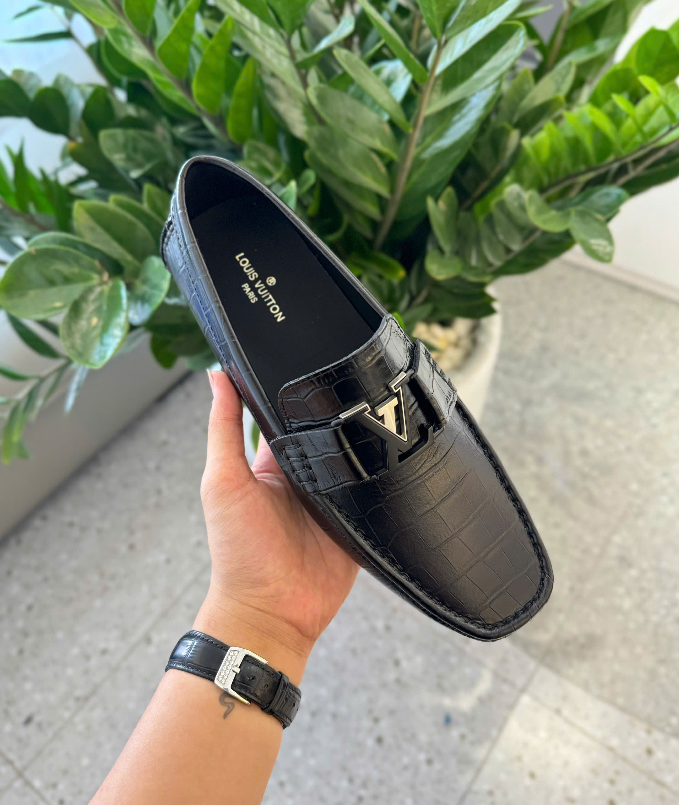 Giày moca Louis Vuitton LV Đen logo tag kim loại họa tiết vân da cá sấu Like Auth 38-43 DDT