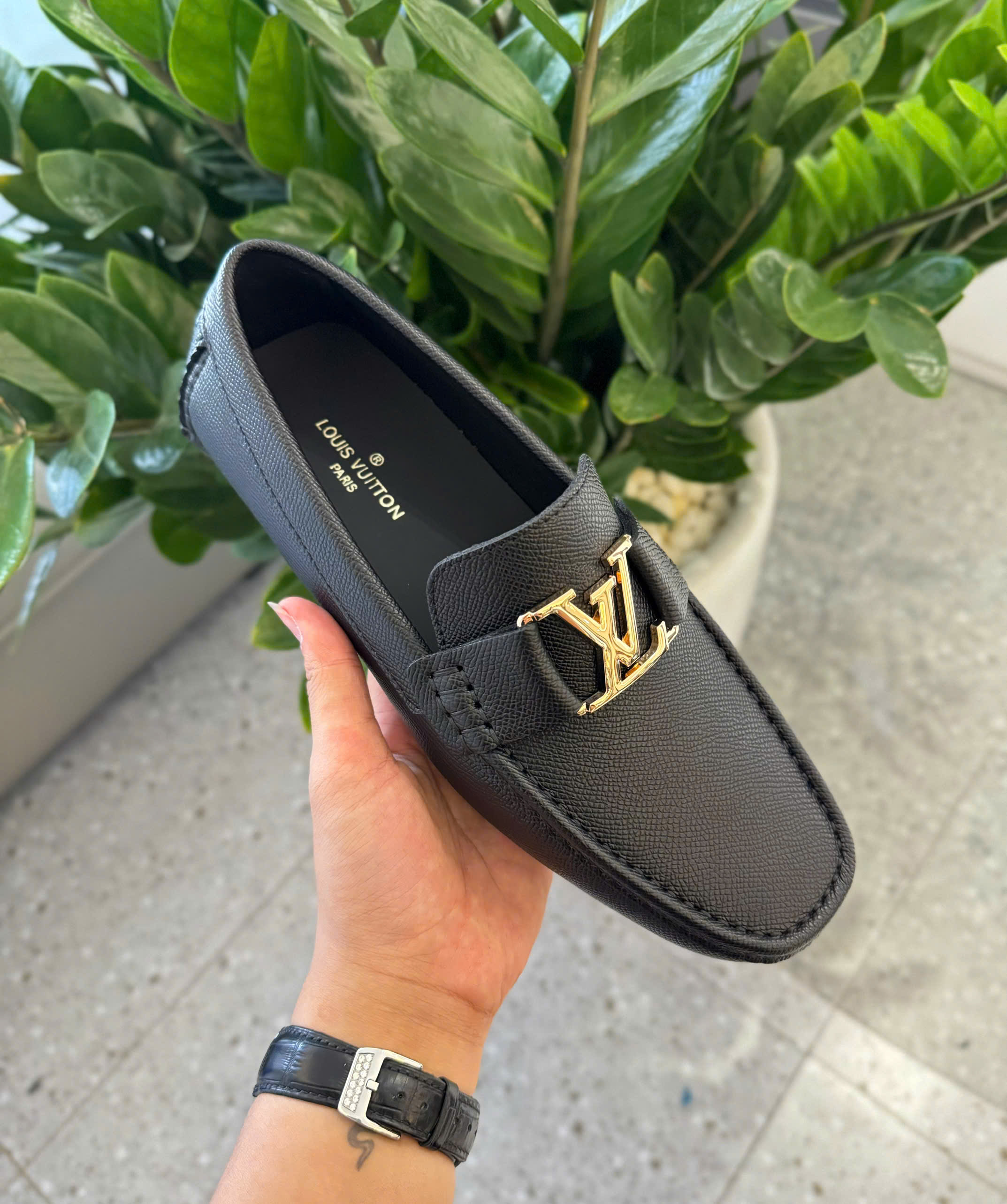 Giày moca Louis Vuitton Đen sần logo LV tag Vàng Like Auth 38-43 DDT