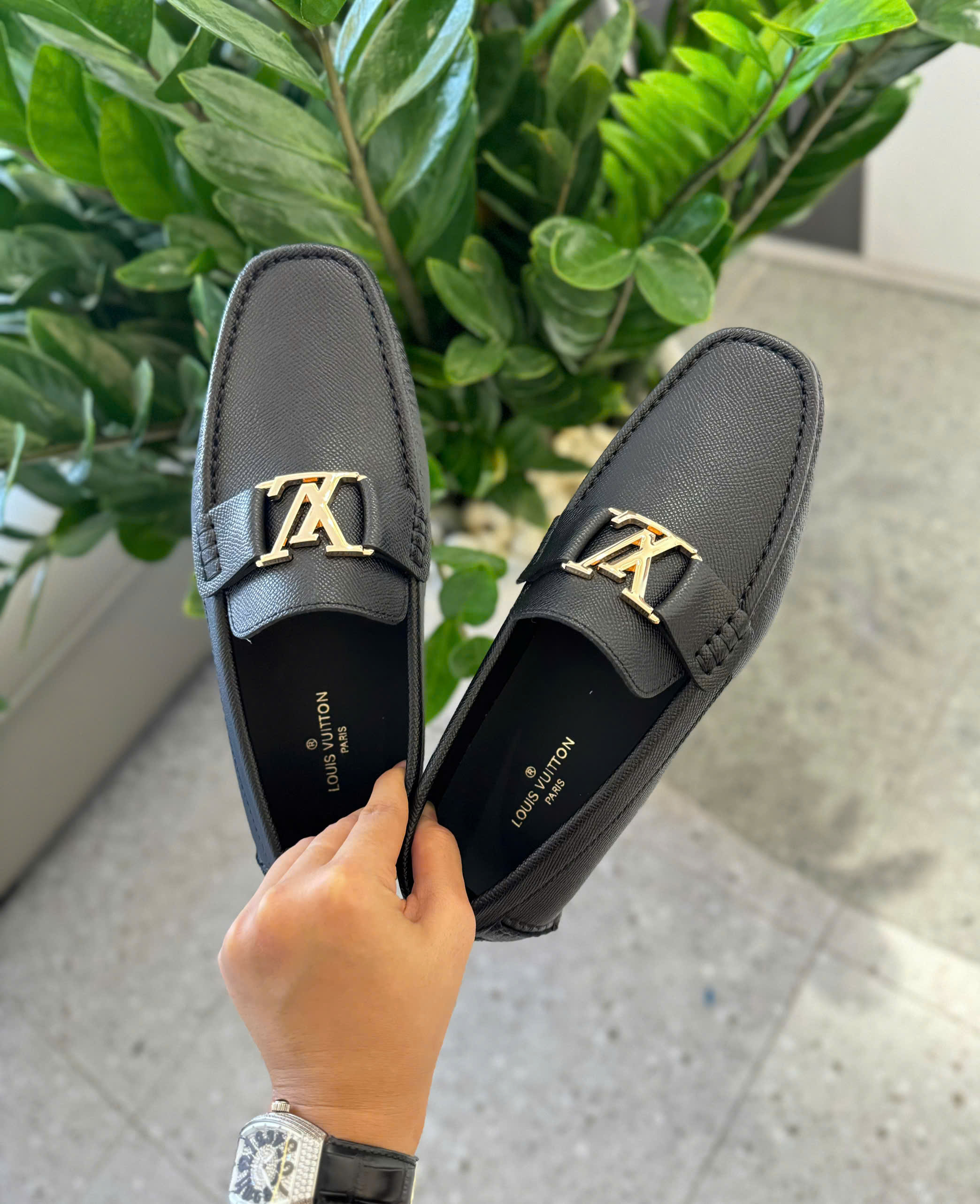 Giày moca Louis Vuitton Đen sần logo LV tag Vàng Like Auth 38-43 DDT