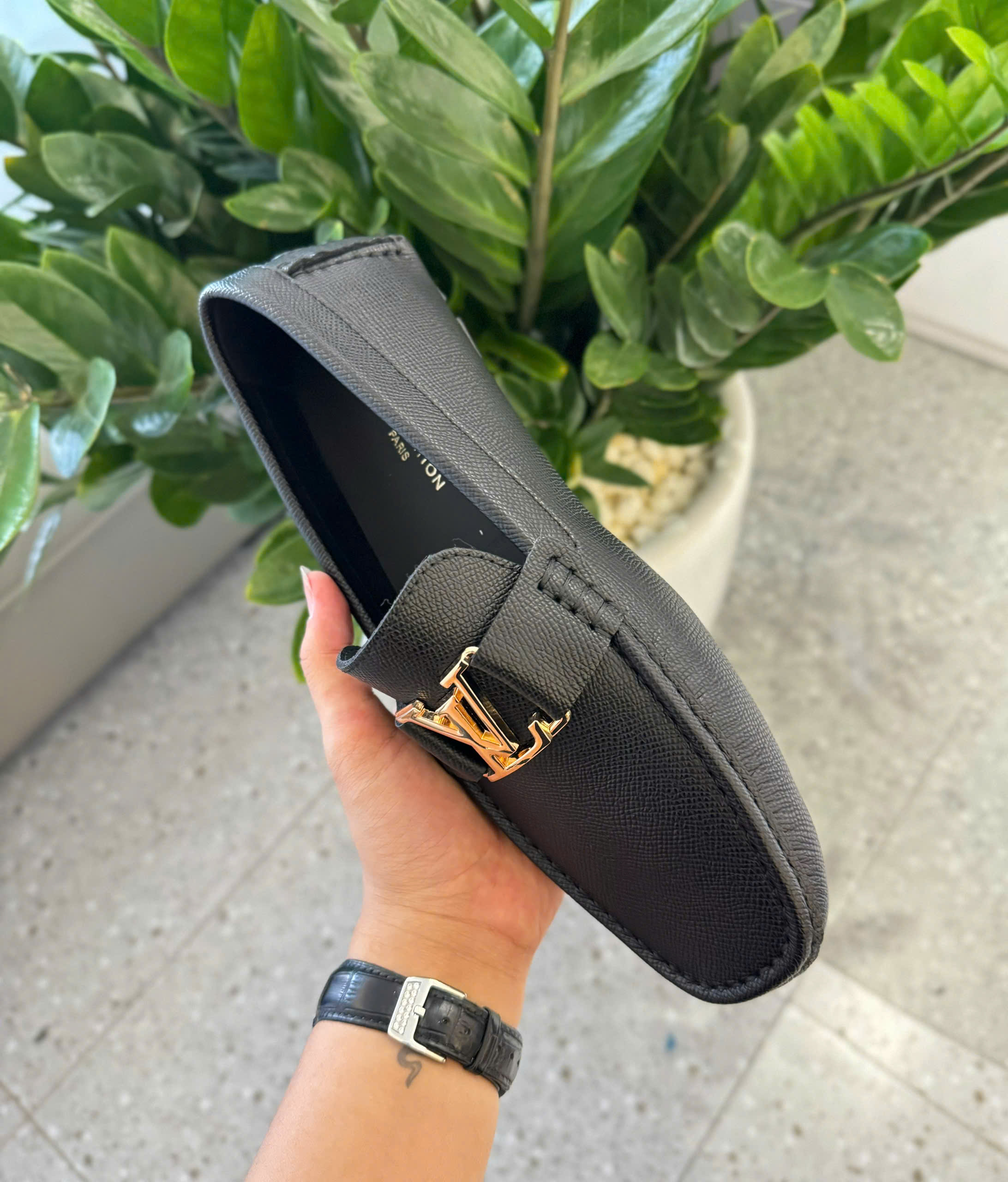 Giày moca Louis Vuitton Đen sần logo LV tag Vàng Like Auth 38-43 DDT