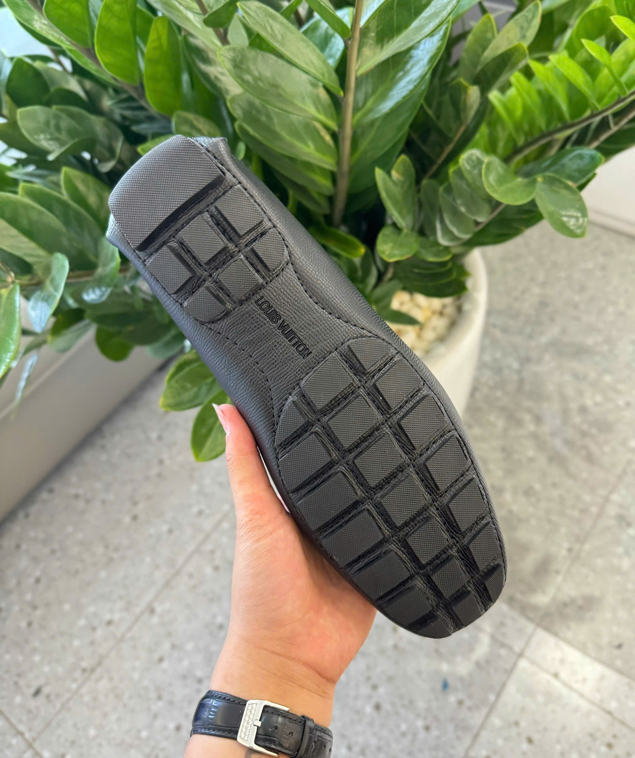 Giày moca Louis Vuitton Đen sần logo LV tag Vàng Like Auth 38-43 DDT