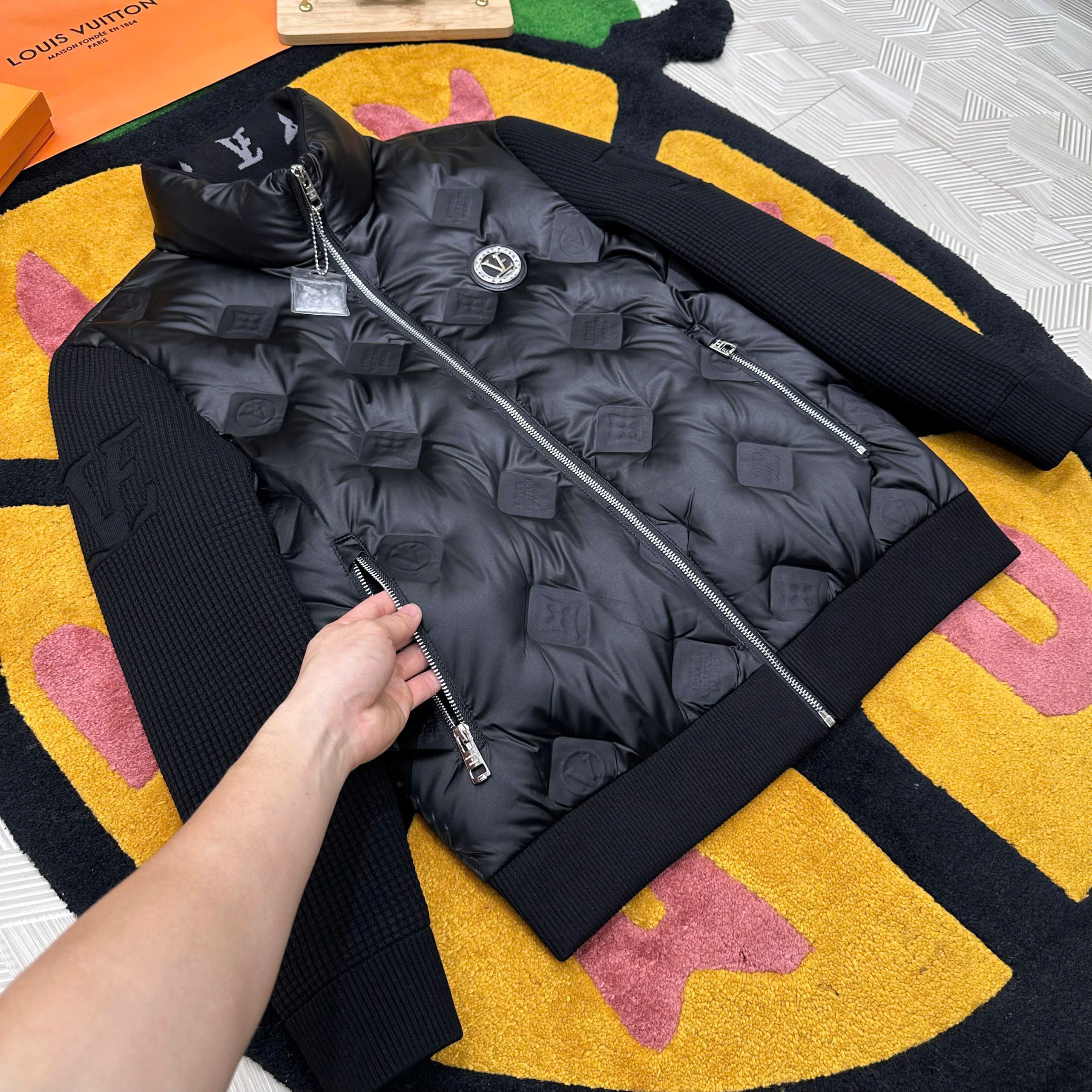 Áo khoác phao lông vũ Louis Vuitton LV tay len logo check cổ Like AUth 48-52 MK