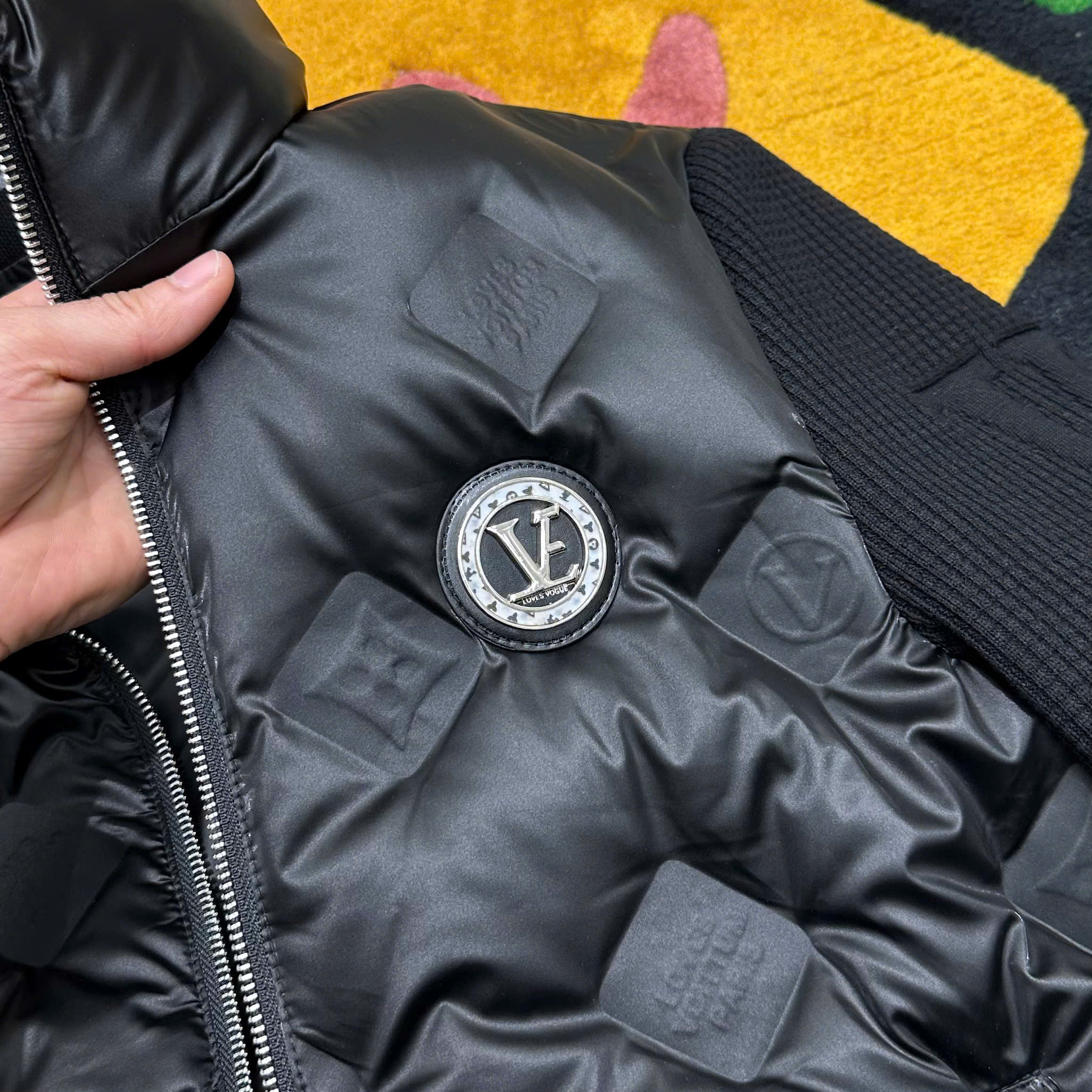 Áo khoác phao lông vũ Louis Vuitton LV tay len logo check cổ Like AUth 48-52 MK