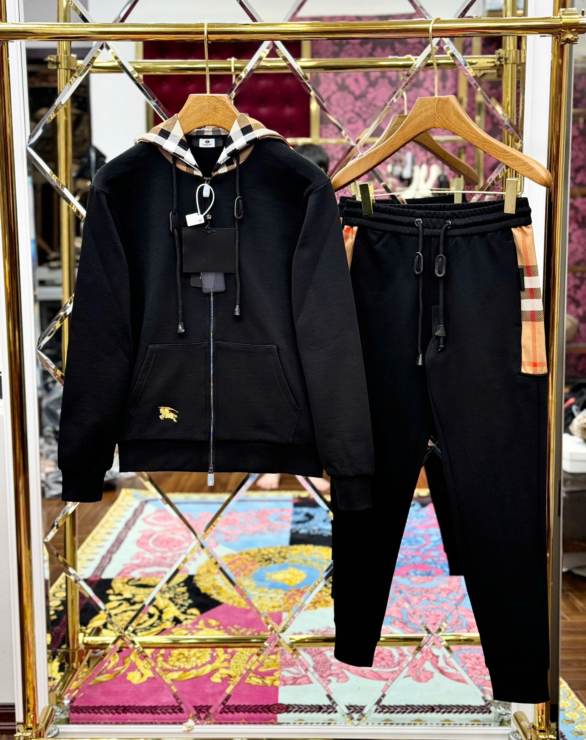 Set bộ Burberry BBR khóa mũ Đen check kẻ sọc logo thêu ngựa bay Like Auth S-XL MK