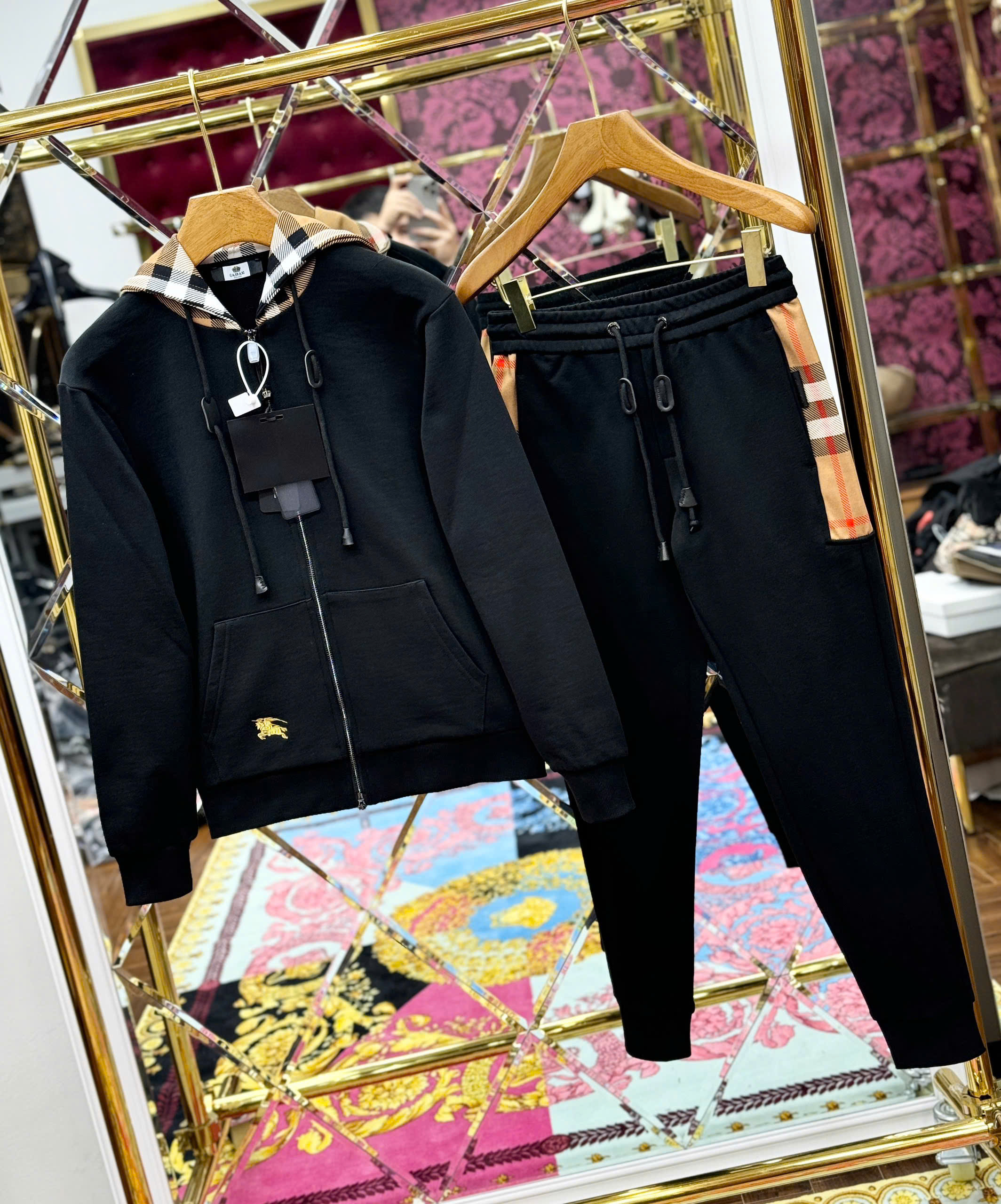 Set bộ Burberry BBR khóa mũ Đen check kẻ sọc logo thêu ngựa bay Like Auth S-XL MK