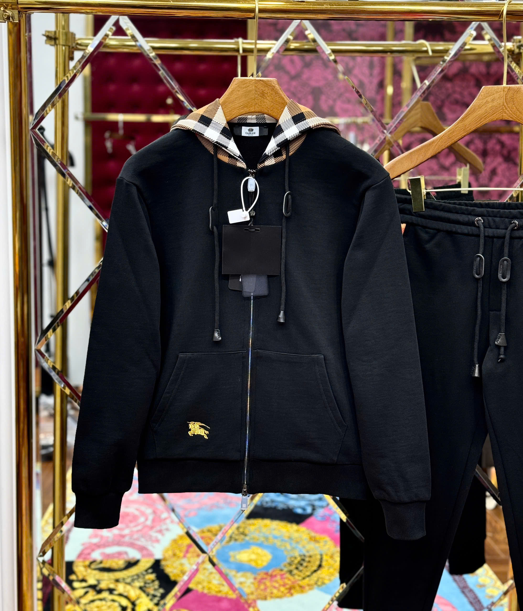 Set bộ Burberry BBR khóa mũ Đen check kẻ sọc logo thêu ngựa bay Like Auth S-XL MK