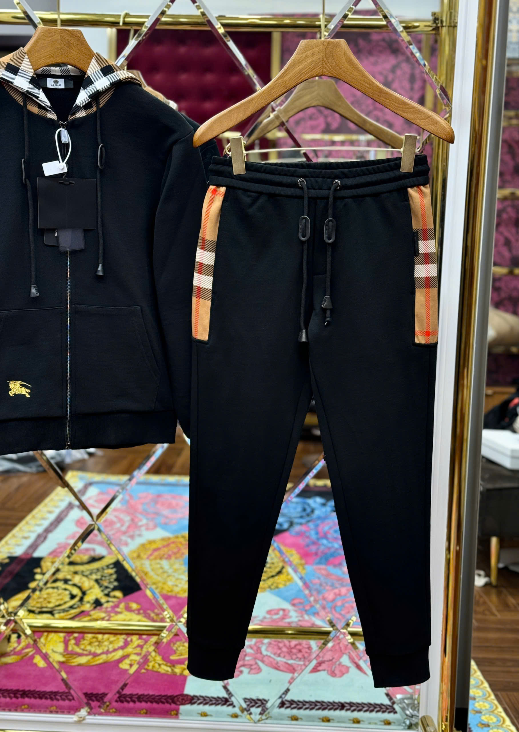 Set bộ Burberry BBR khóa mũ Đen check kẻ sọc logo thêu ngựa bay Like Auth S-XL MK