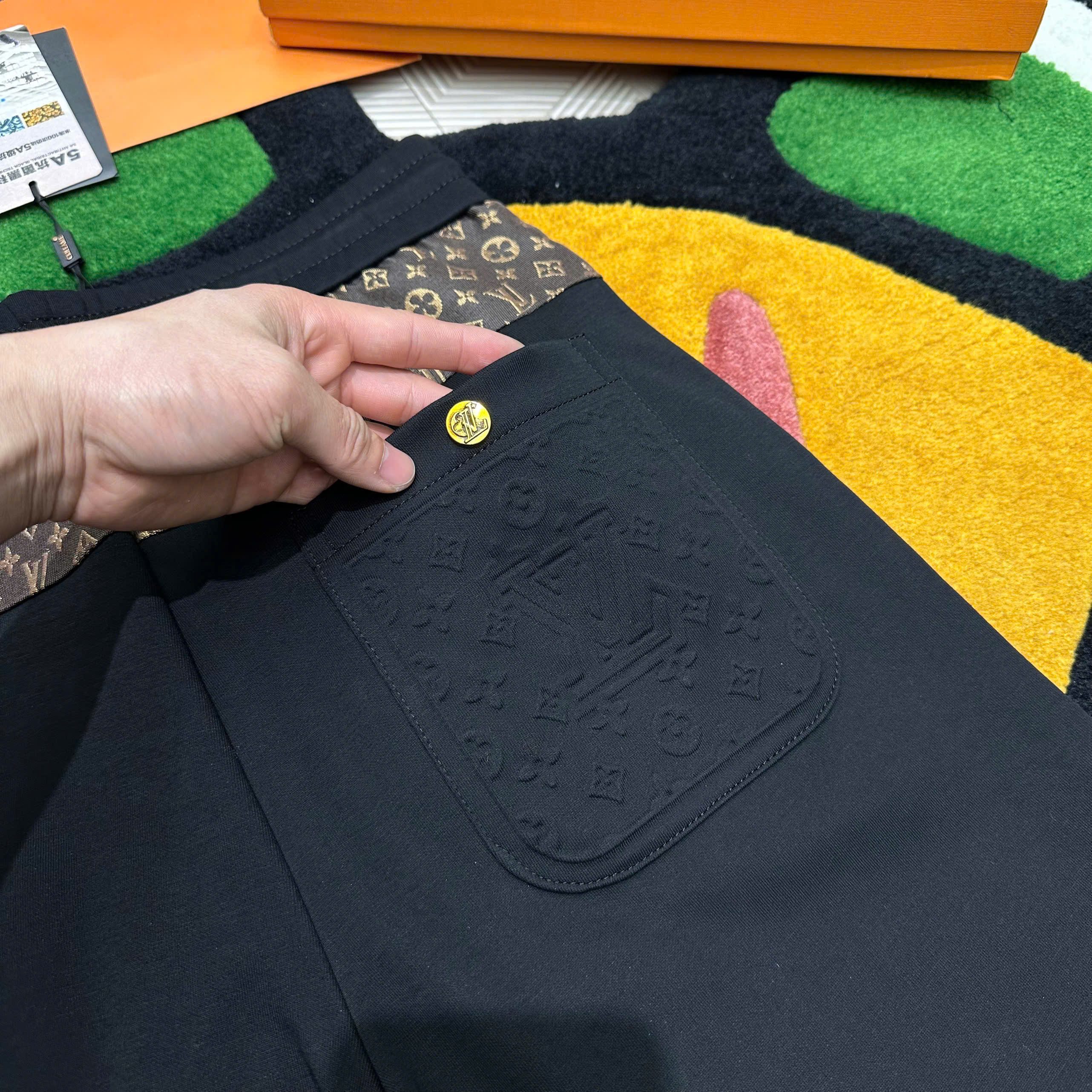 Quần Jogger nỉ Louis Vuitton LV Đen logo thêu đùi vân dập túi sau tag monogram Like Auth M-XL MK