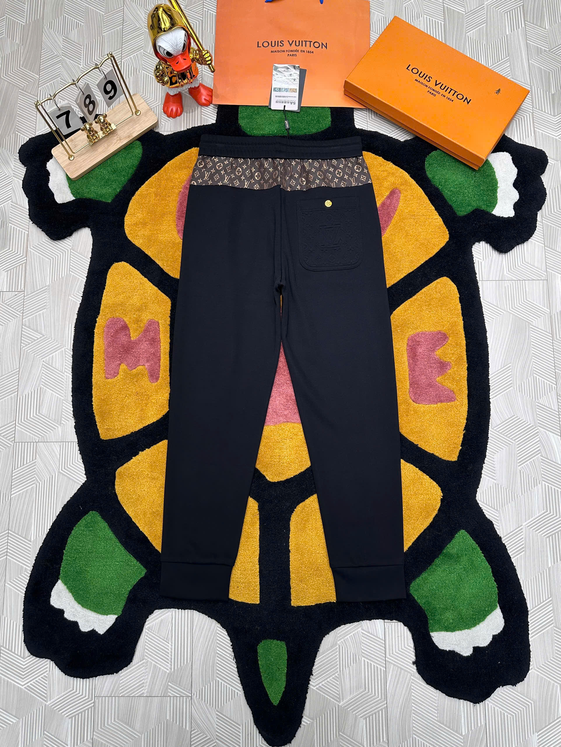 Quần Jogger nỉ Louis Vuitton LV Đen logo thêu đùi vân dập túi sau tag monogram Like Auth M-XL MK
