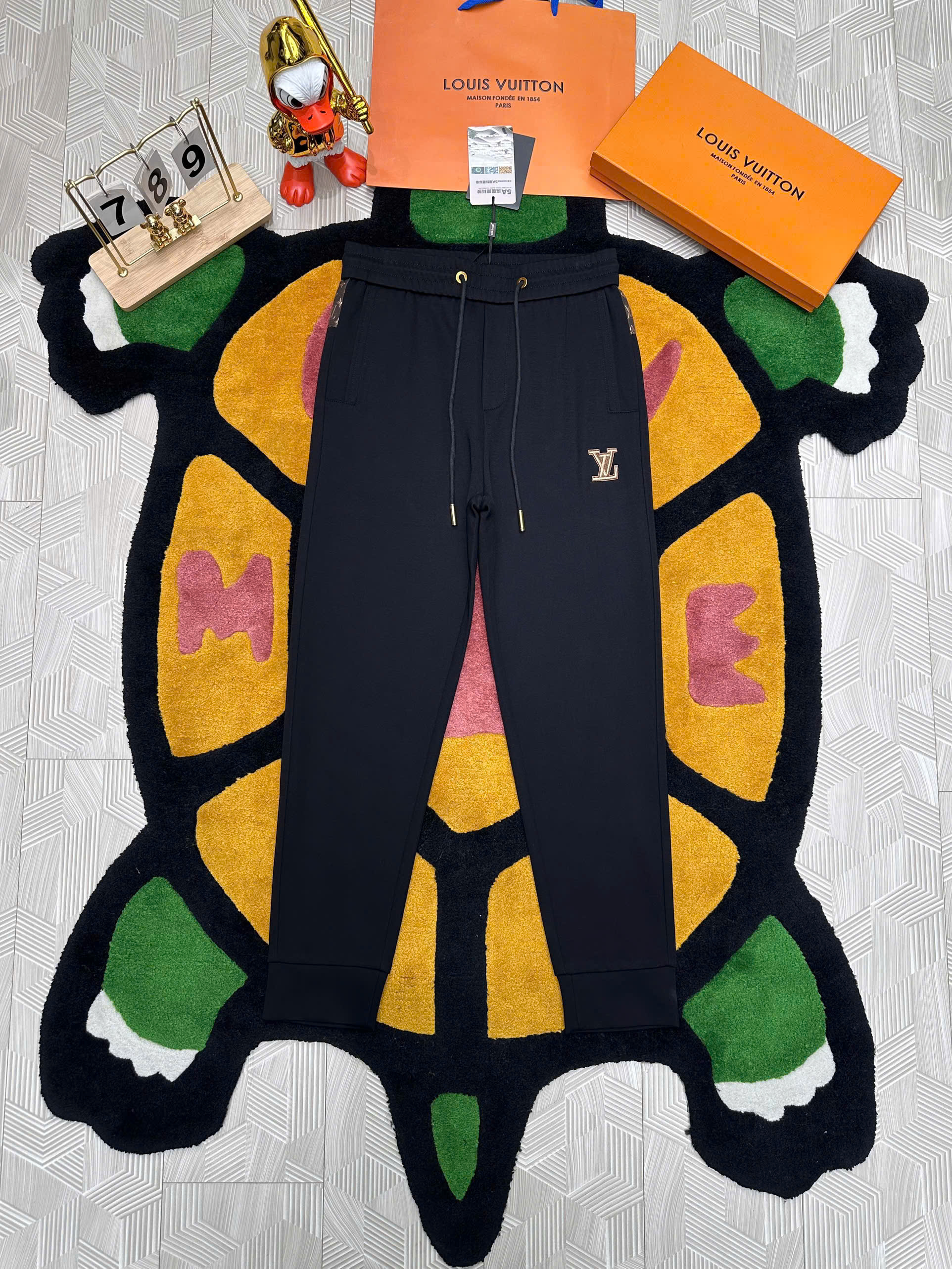 Quần Jogger nỉ Louis Vuitton LV Đen logo thêu đùi vân dập túi sau tag monogram Like Auth M-XL MK