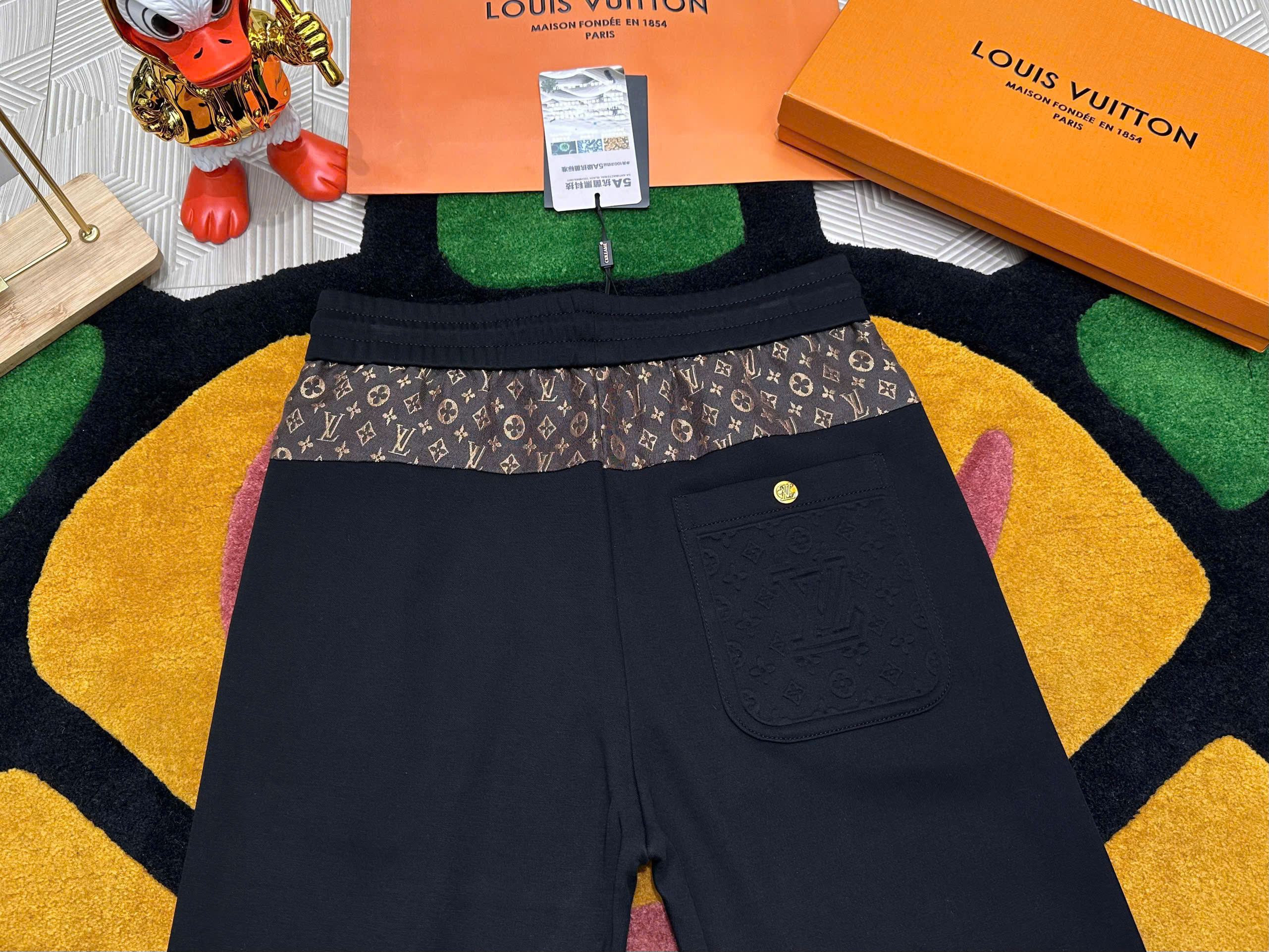 Quần Jogger nỉ Louis Vuitton LV Đen logo thêu đùi vân dập túi sau tag monogram Like Auth M-XL MK