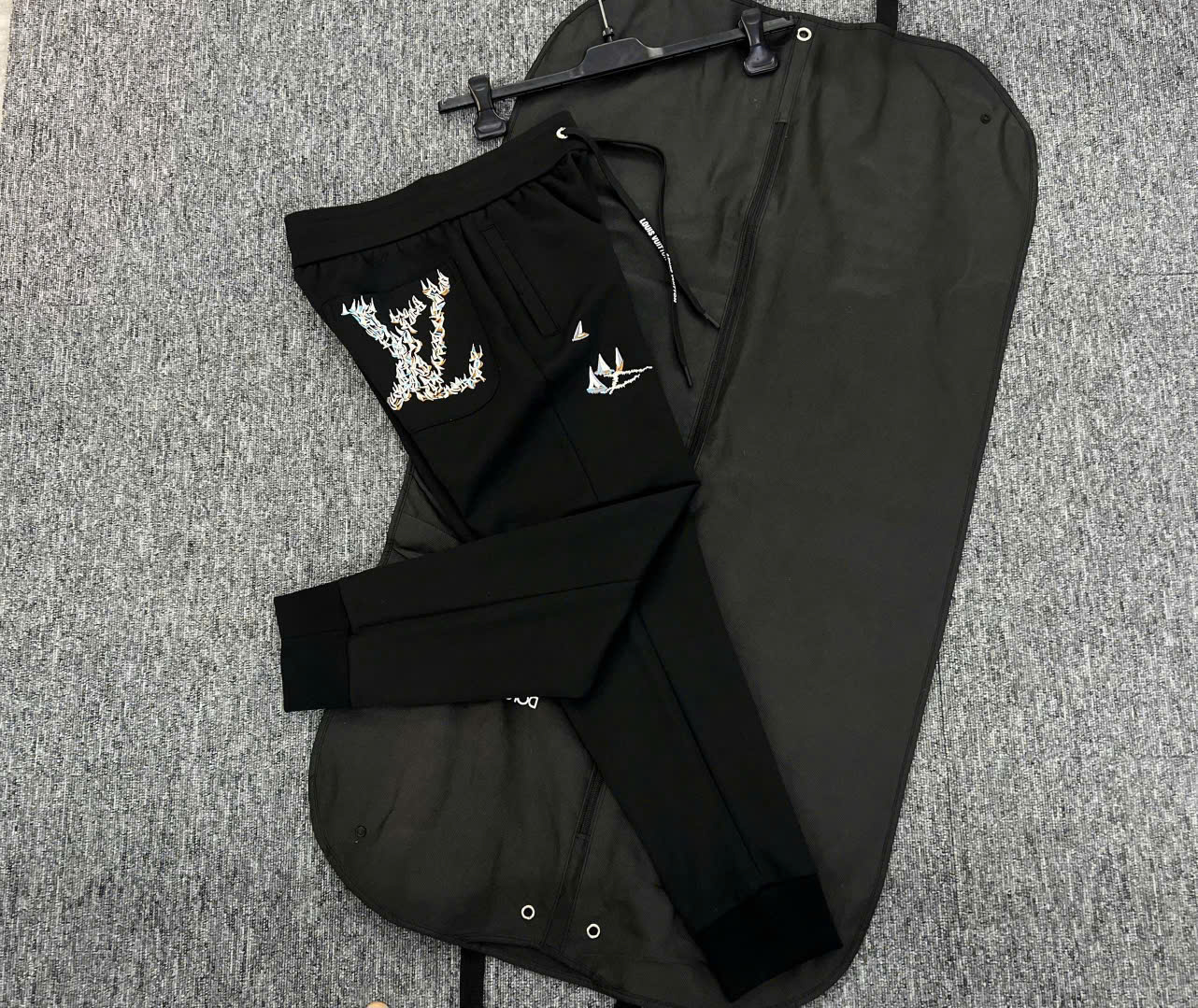 Quần Jogger nỉ Louis Vuitton LV Đen thêu logo nhiều con thuyền nhỏ Like Auth S-XL MK