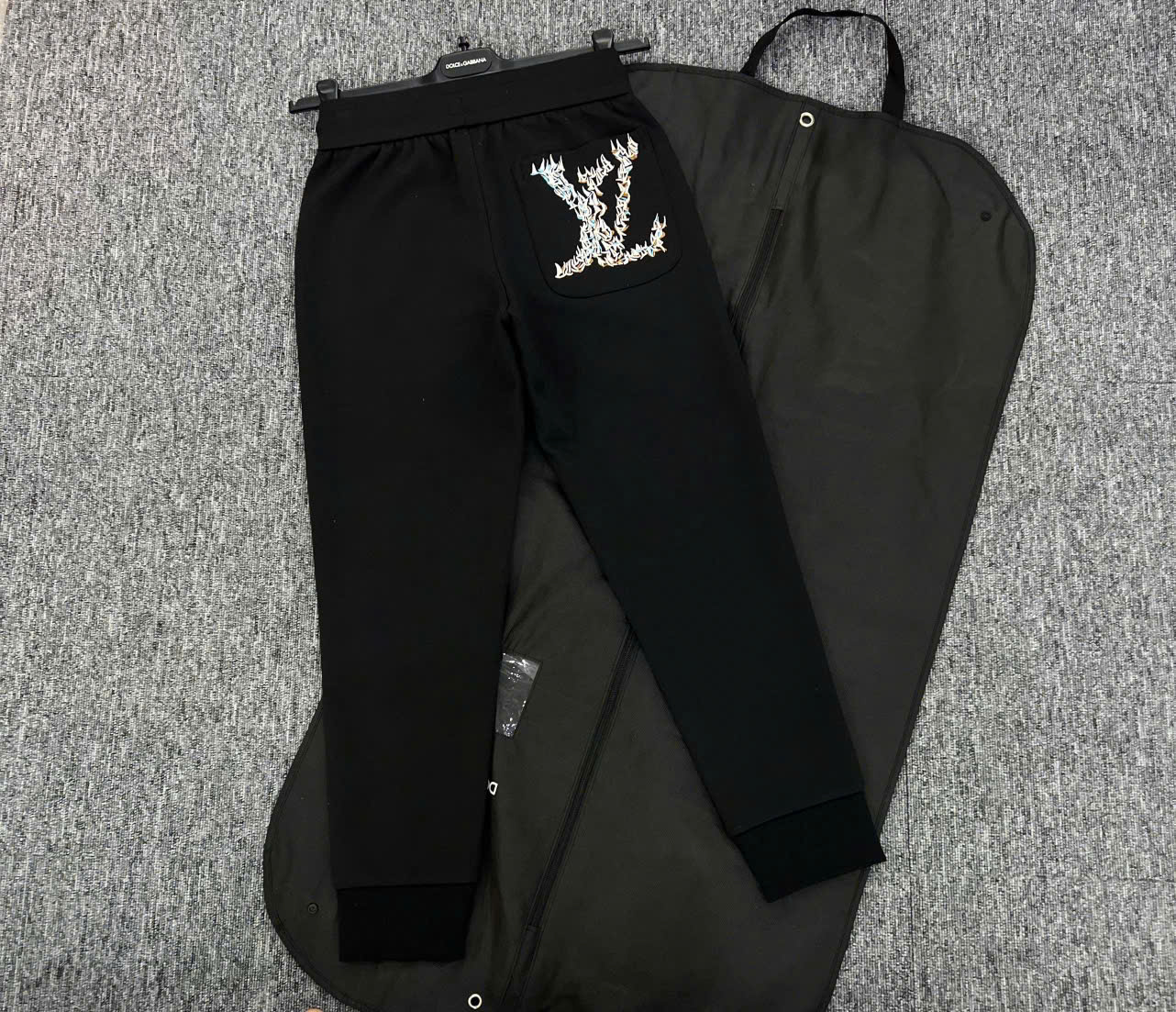 Quần Jogger nỉ Louis Vuitton LV Đen thêu logo nhiều con thuyền nhỏ Like Auth S-XL MK