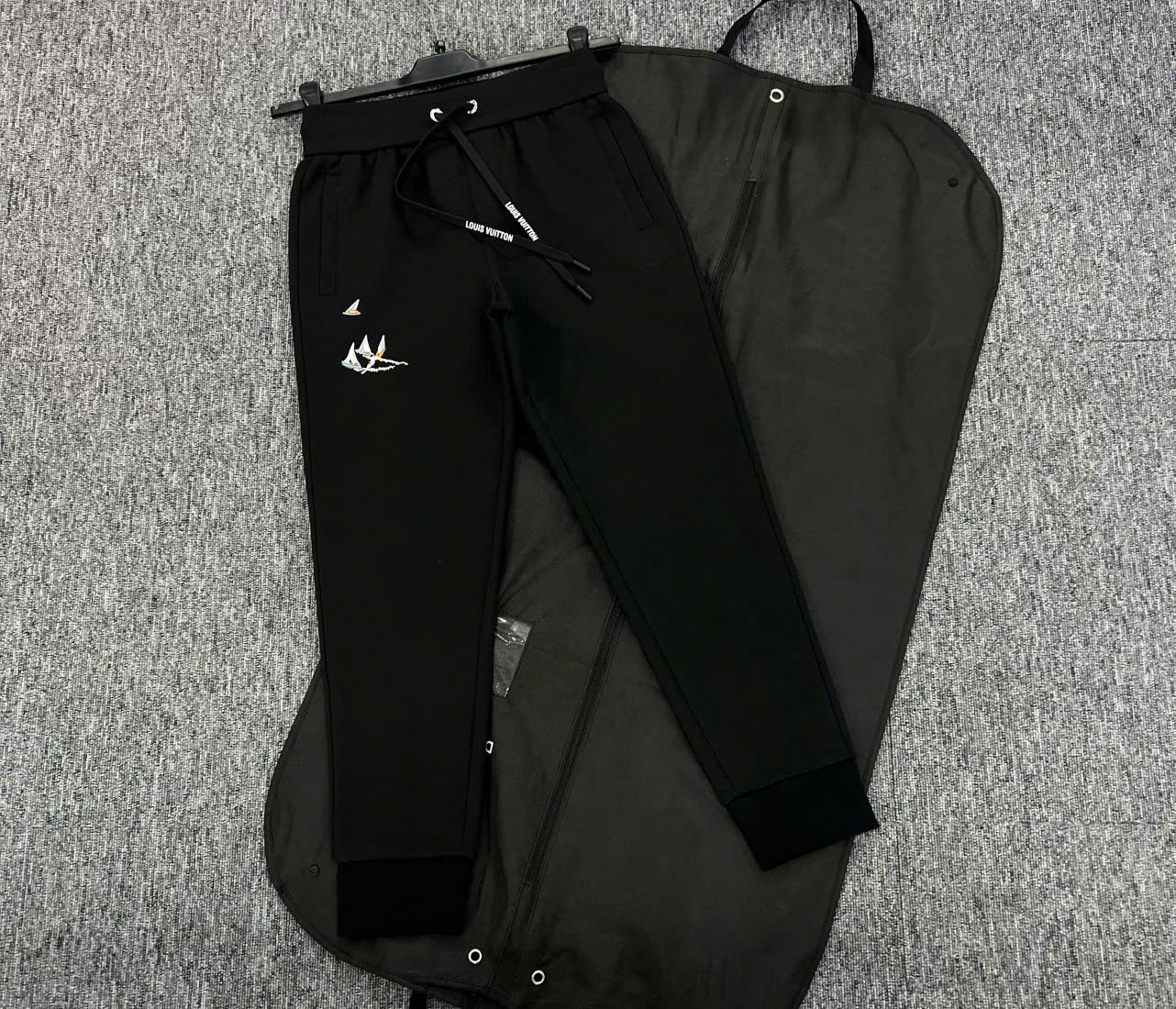 Quần Jogger nỉ Louis Vuitton LV Đen thêu logo nhiều con thuyền nhỏ Like Auth S-XL MK