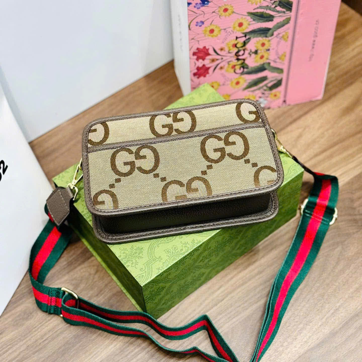 Túi hộp đeo chéo Gucci GC monogram logo to dây kẻ Xanh Đỏ Like Auth MK