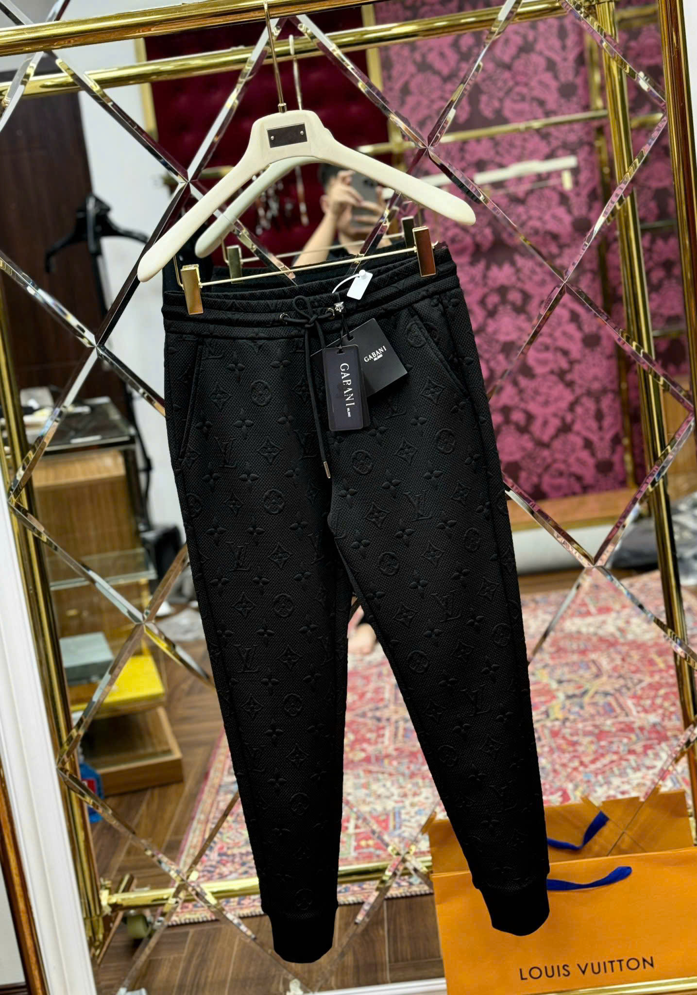 Quần jogger Louis Vuitton LV họa tiết vân monogram full dập nổi Like Auth S-XL MK