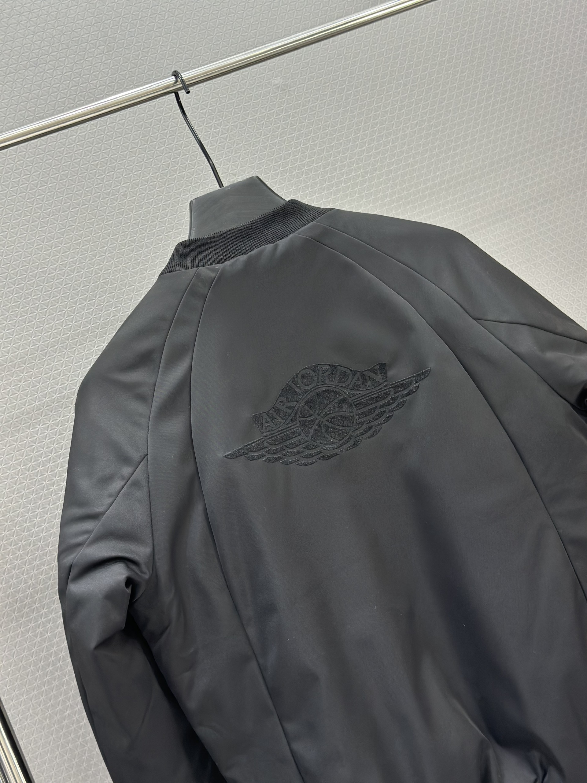 Áo khoác Bomber Jordan Đen logo thêu ngực Like Auth S-XL VTN