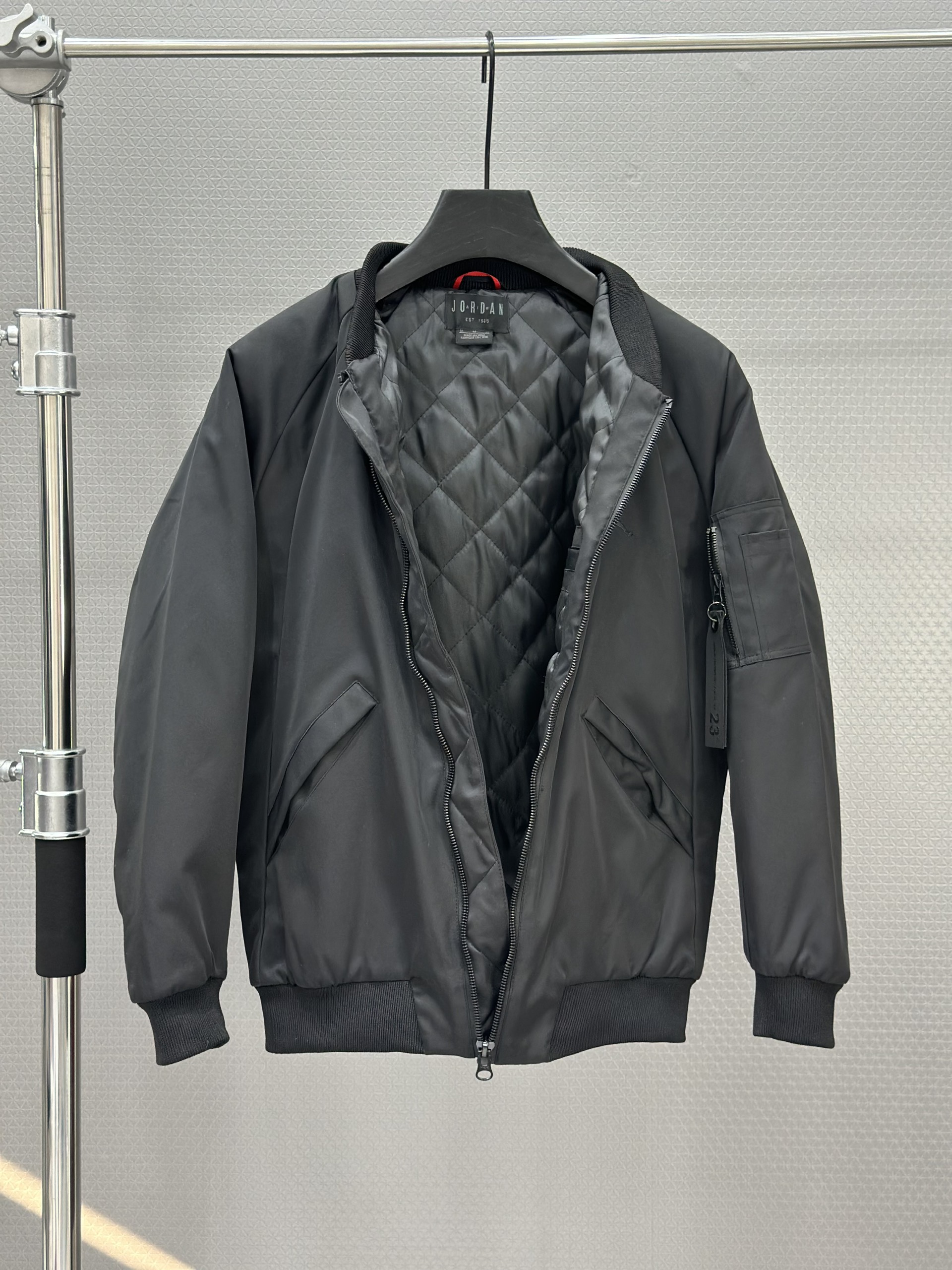 Áo khoác Bomber Jordan Đen logo thêu ngực Like Auth S-XL VTN