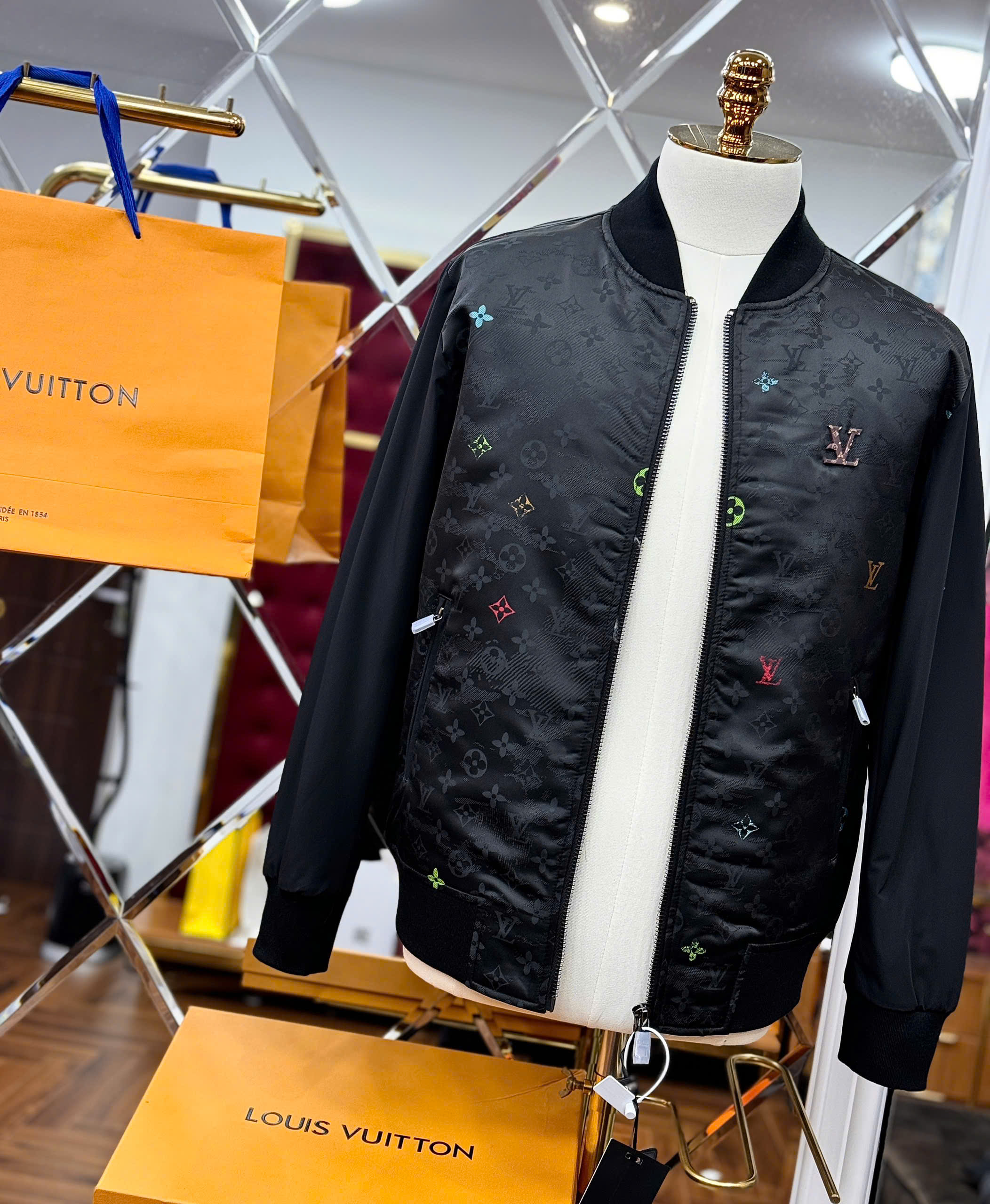 Áo khoác Bomber Louis Vuitton họa tiết monogram full logo thêu ngực Like Auth S-XL MK