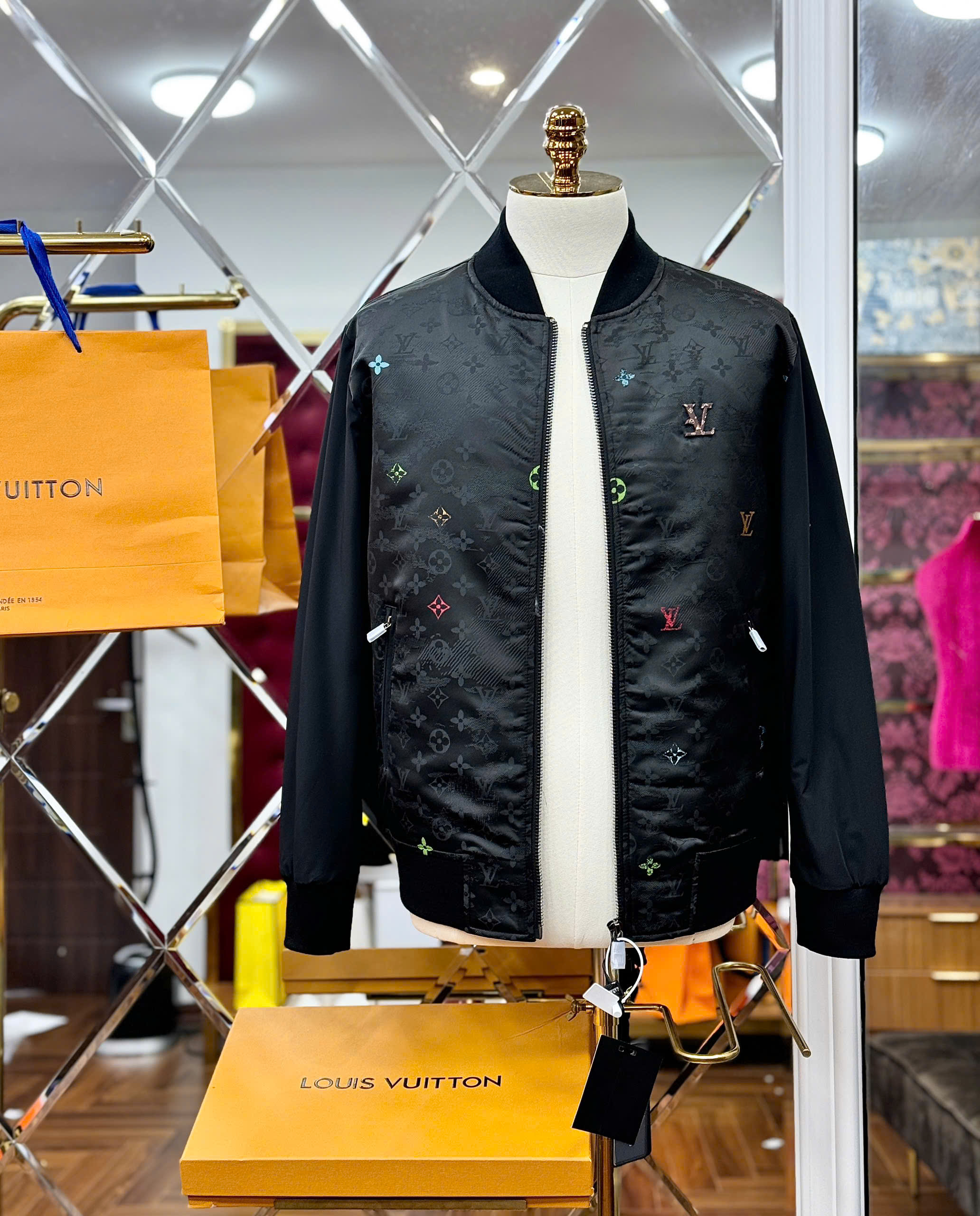 Áo khoác Bomber Louis Vuitton họa tiết monogram full logo thêu ngực Like Auth S-XL MK