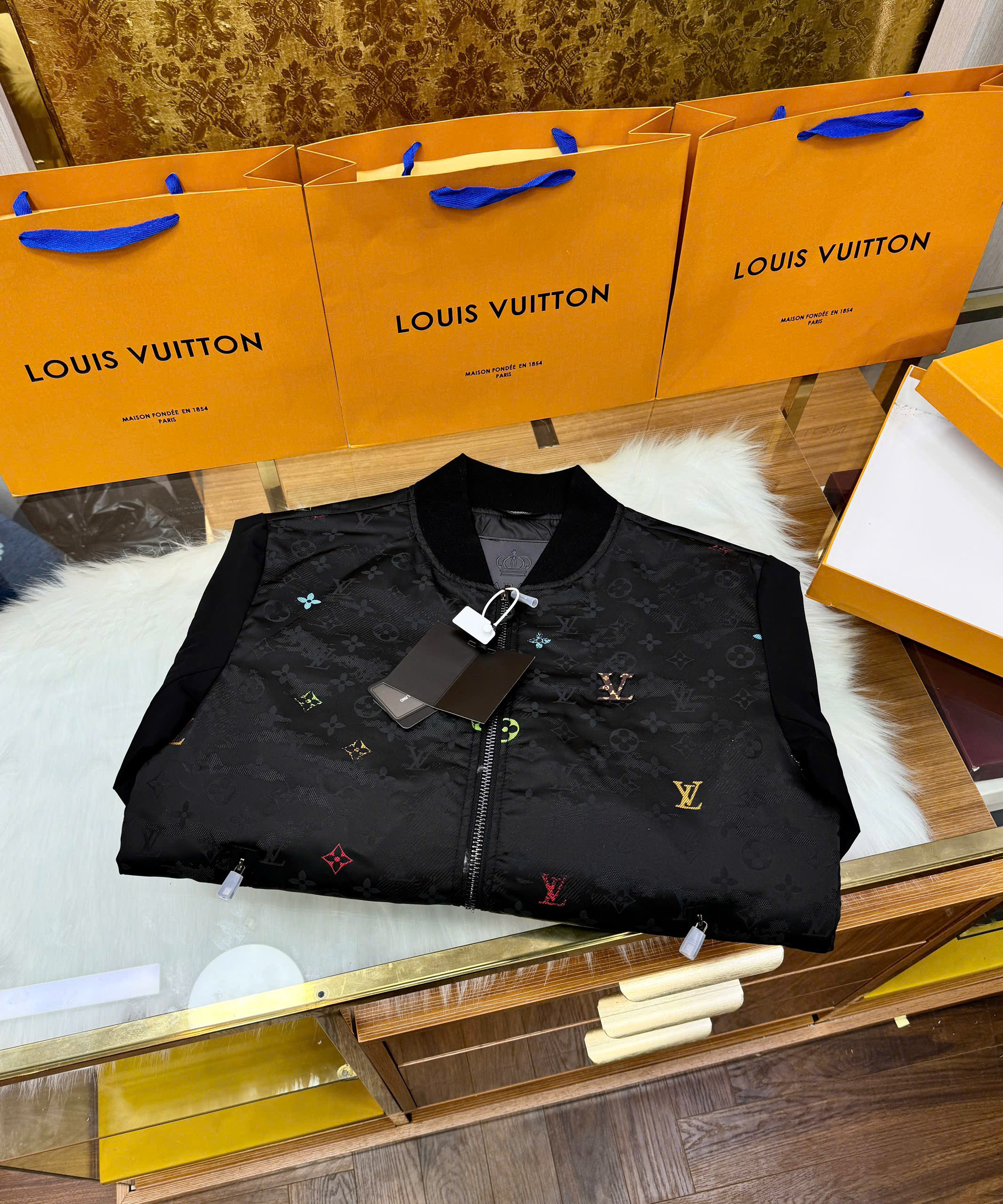 Áo khoác Bomber Louis Vuitton họa tiết monogram full logo thêu ngực Like Auth S-XL MK