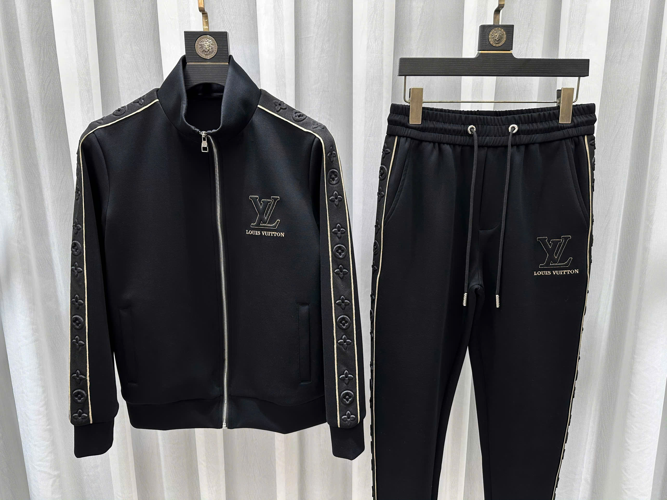 Set bộ nỉ Louis Vuitton check viền monogram dập  nổi logo thêu LV lưng ngực Like Auth M-XL MK