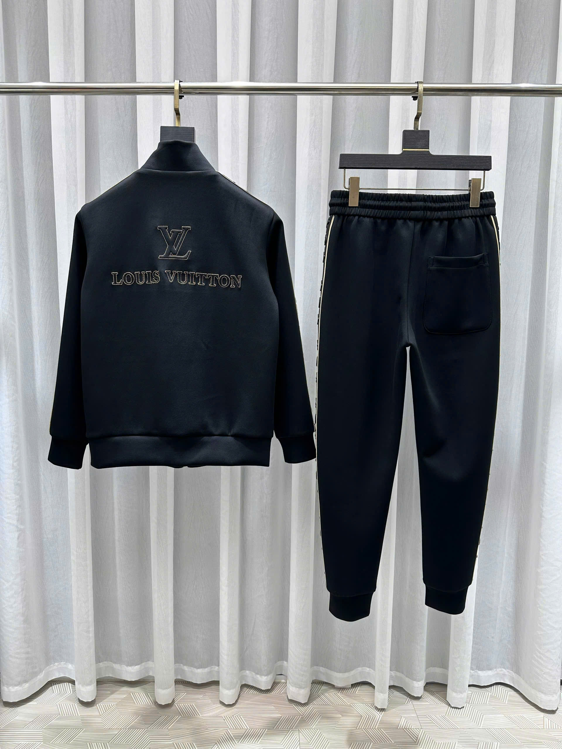 Set bộ nỉ Louis Vuitton check viền monogram dập  nổi logo thêu LV lưng ngực Like Auth M-XL MK