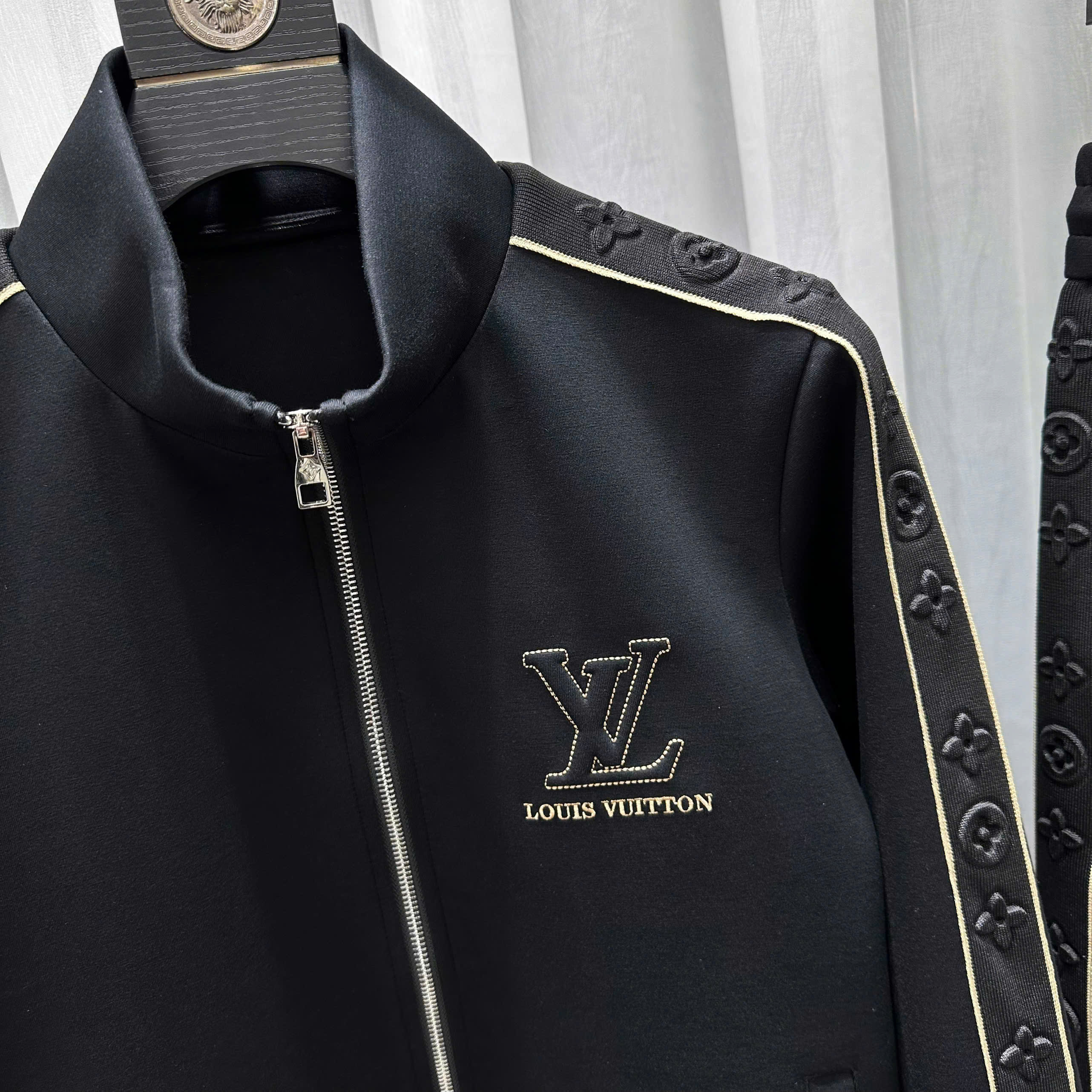 Set bộ nỉ Louis Vuitton check viền monogram dập  nổi logo thêu LV lưng ngực Like Auth M-XL MK