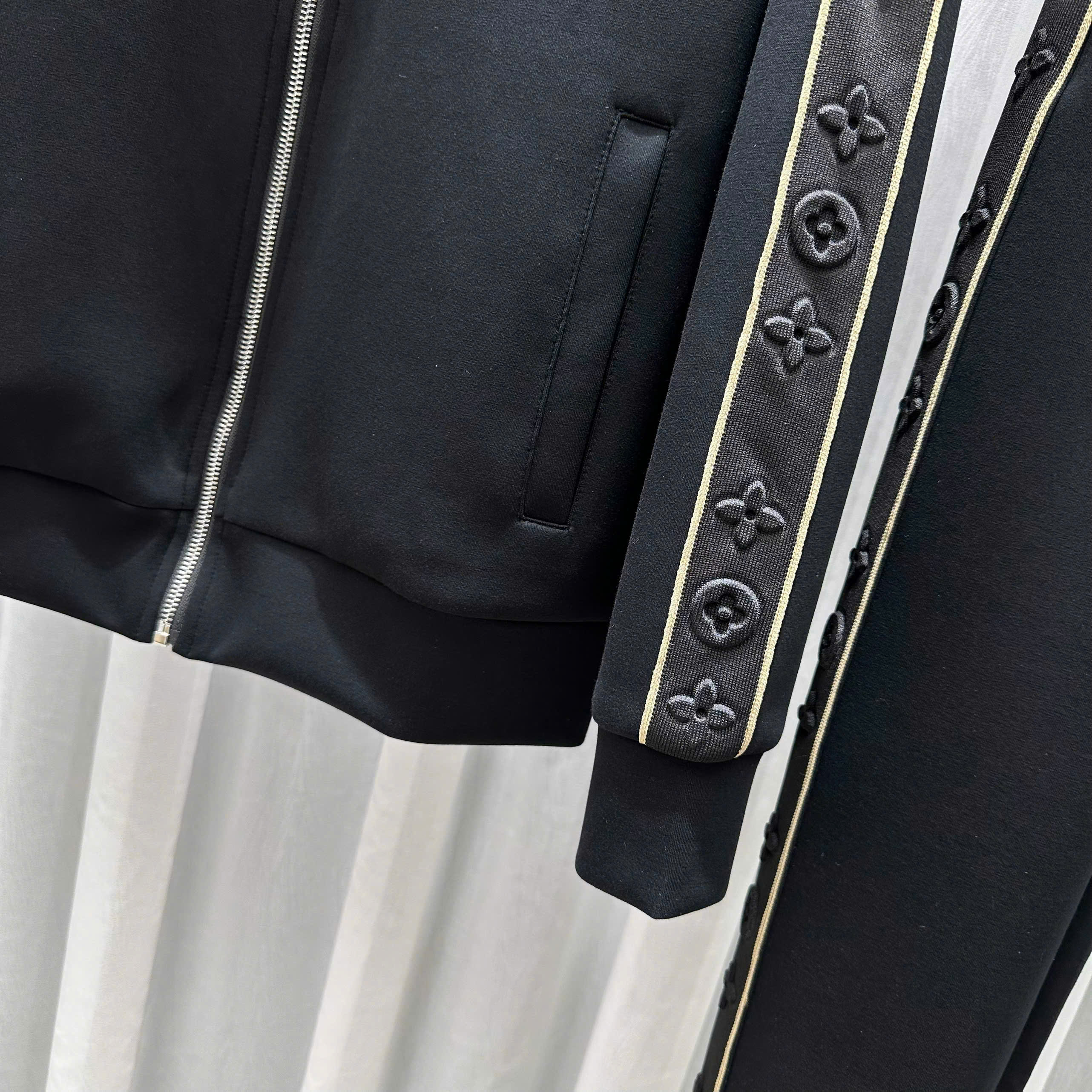 Set bộ nỉ Louis Vuitton check viền monogram dập  nổi logo thêu LV lưng ngực Like Auth M-XL MK