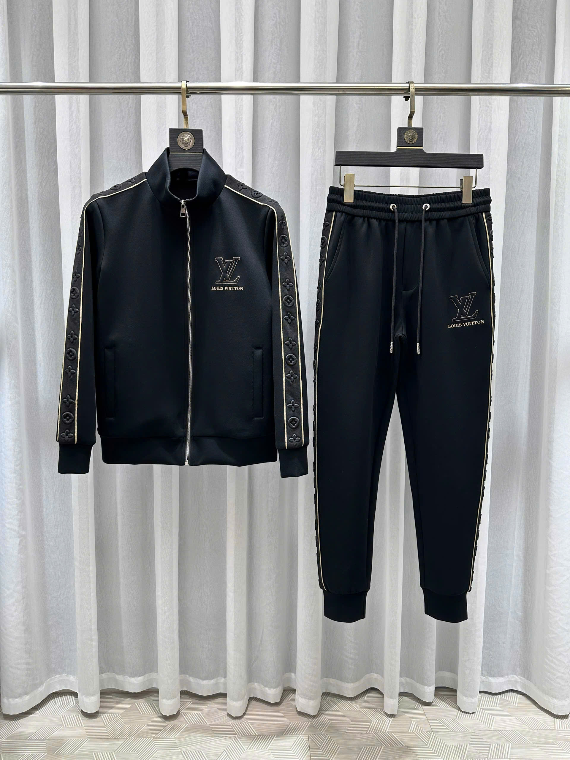 Set bộ nỉ Louis Vuitton check viền monogram dập  nổi logo thêu LV lưng ngực Like Auth M-XL MK