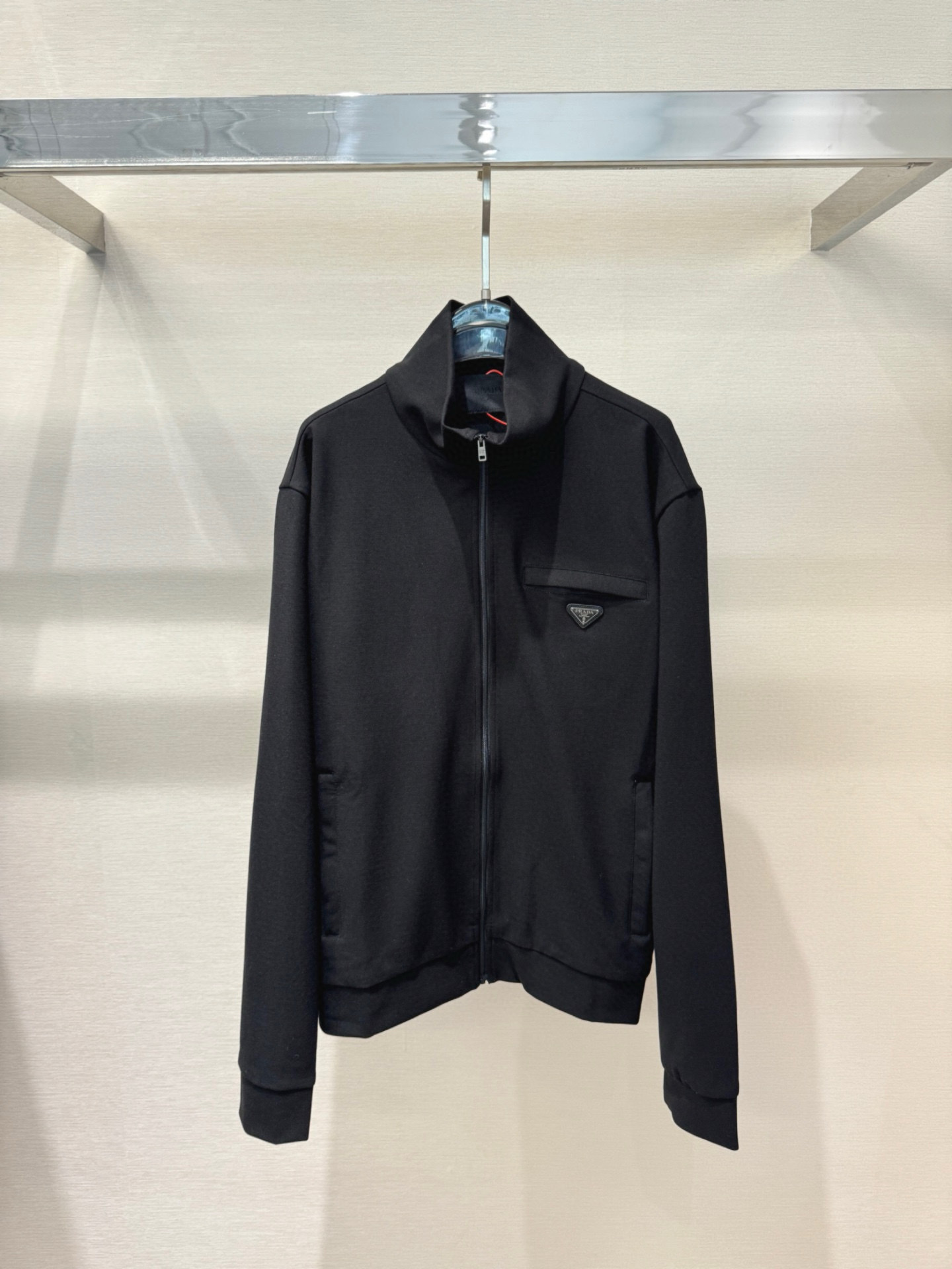 Áo khoác Prada Đen logo tag ngực tam giác Like Auth S-L VTN