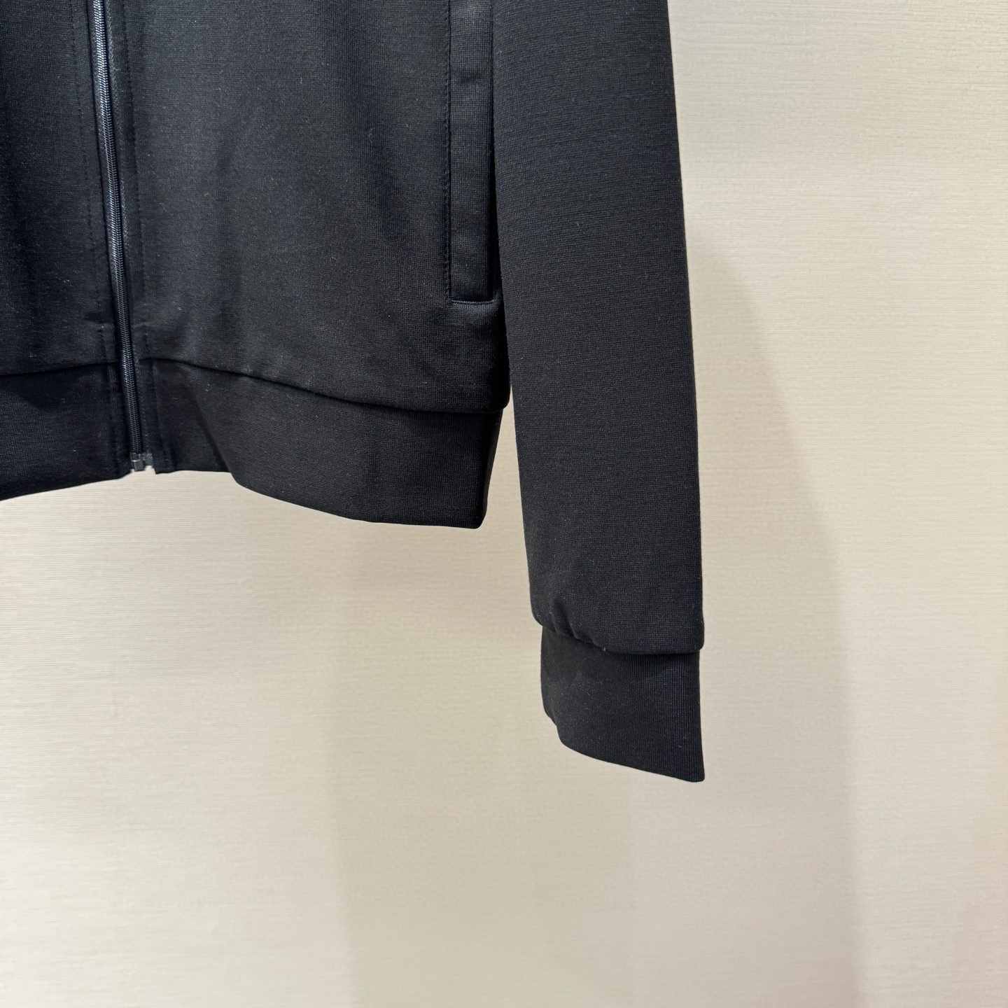 Áo khoác Prada Đen logo tag ngực tam giác Like Auth S-L VTN