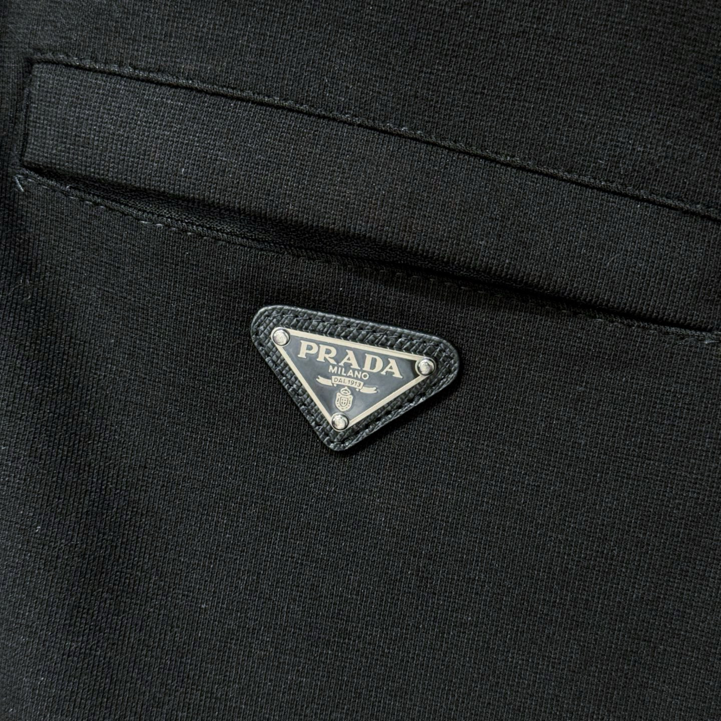 Áo khoác Prada Đen logo tag ngực tam giác Like Auth S-L VTN