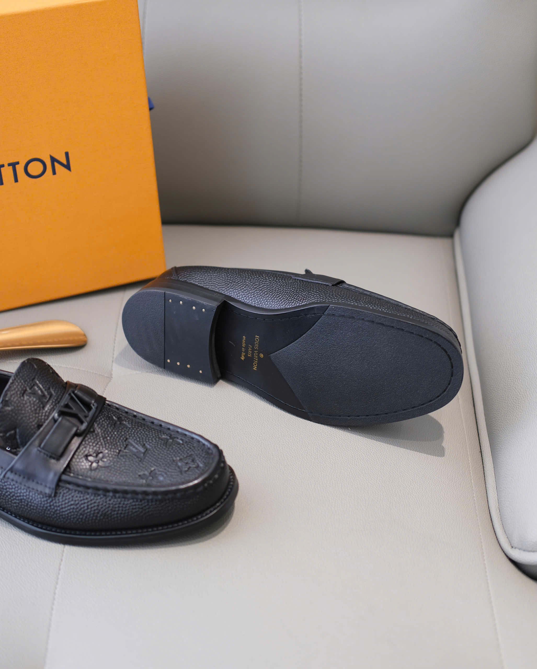 Giày loafer Louis Vuitton LV Đen sần họa tiết monogram dập chìm Like Auth 38-43 DDT
