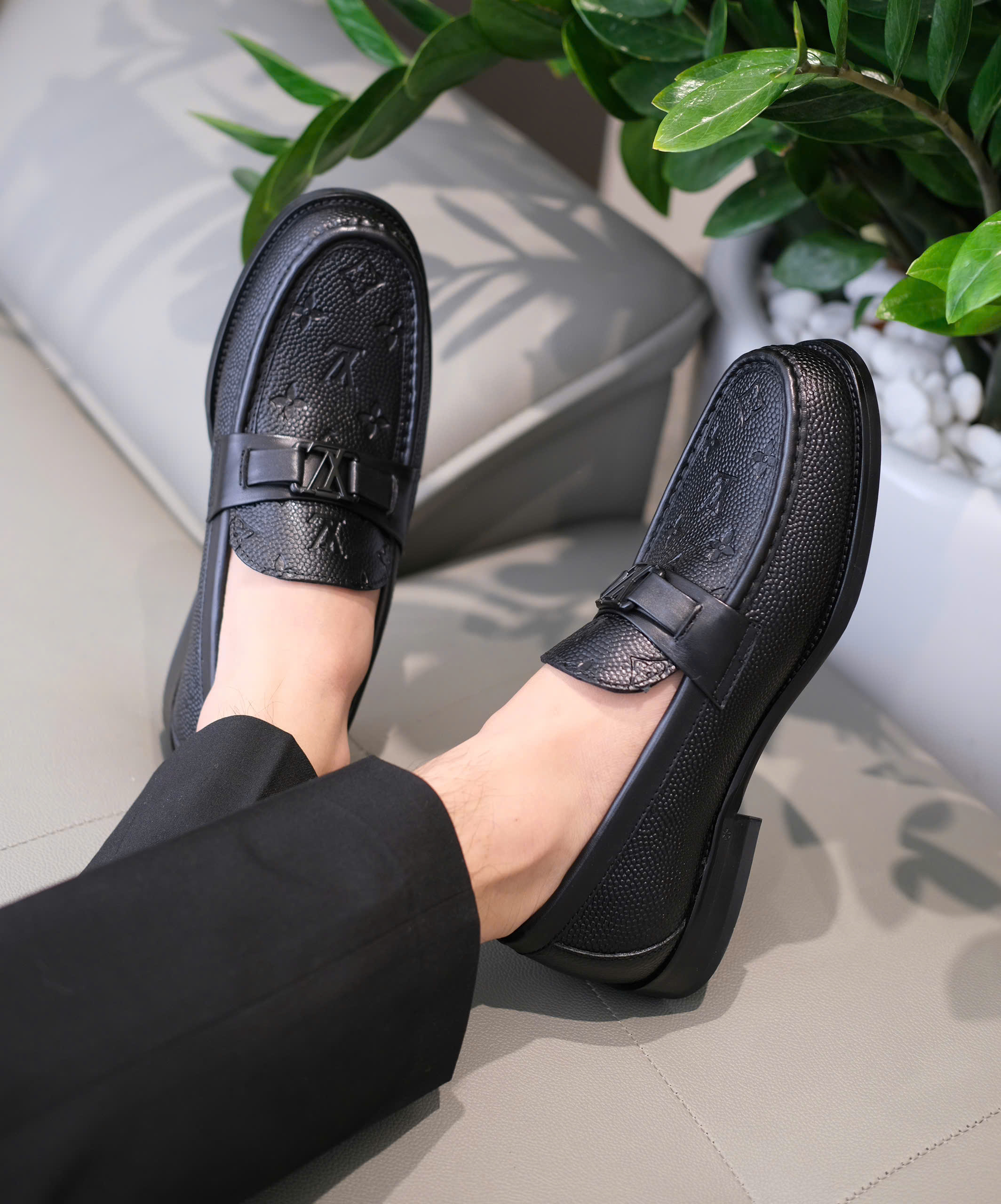 Giày loafer Louis Vuitton LV Đen sần họa tiết monogram dập chìm Like Auth 38-43 DDT