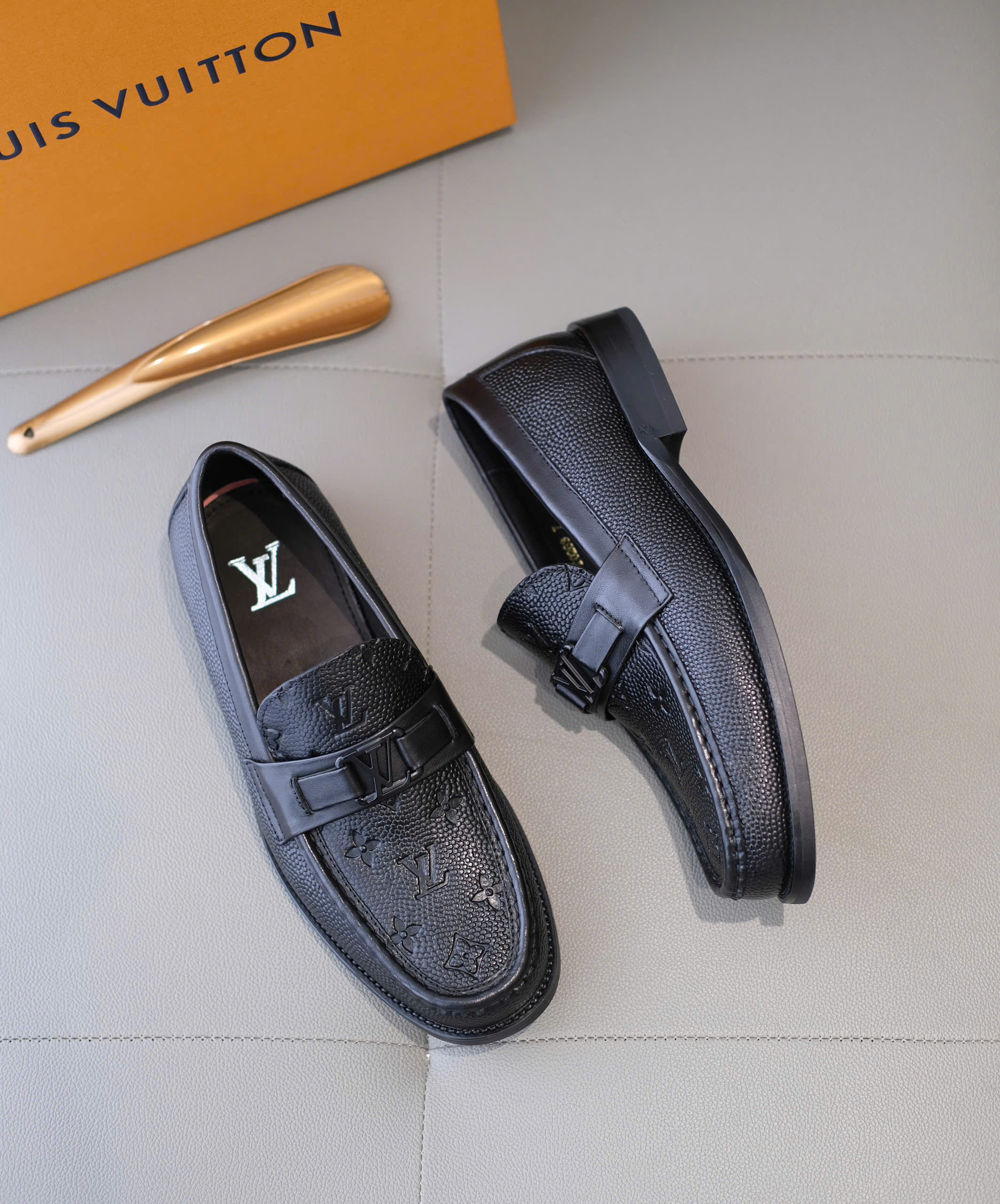 Giày loafer Louis Vuitton LV Đen sần họa tiết monogram dập chìm Like Auth 38-43 DDT