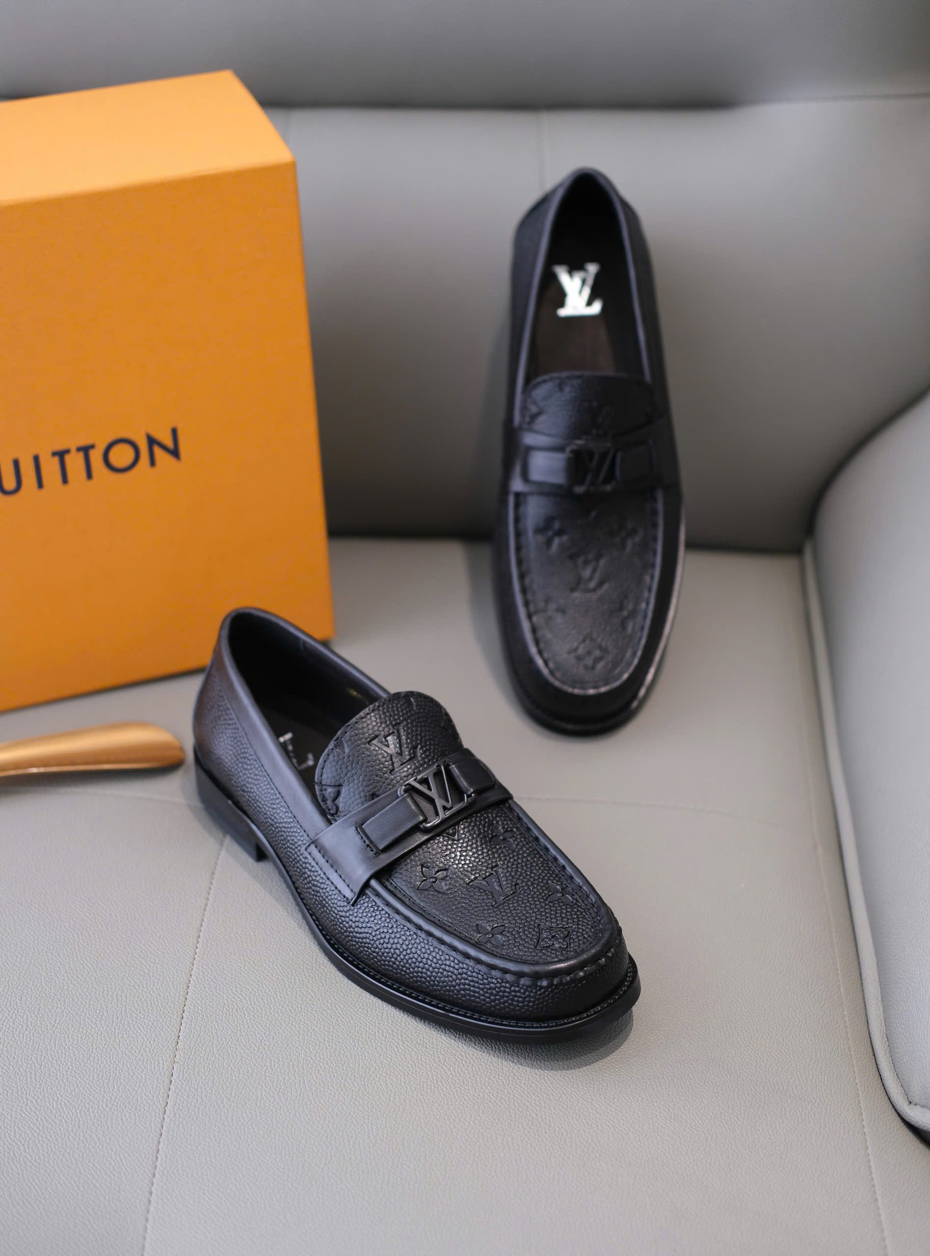 Giày loafer Louis Vuitton LV Đen sần họa tiết monogram dập chìm Like Auth 38-43 DDT